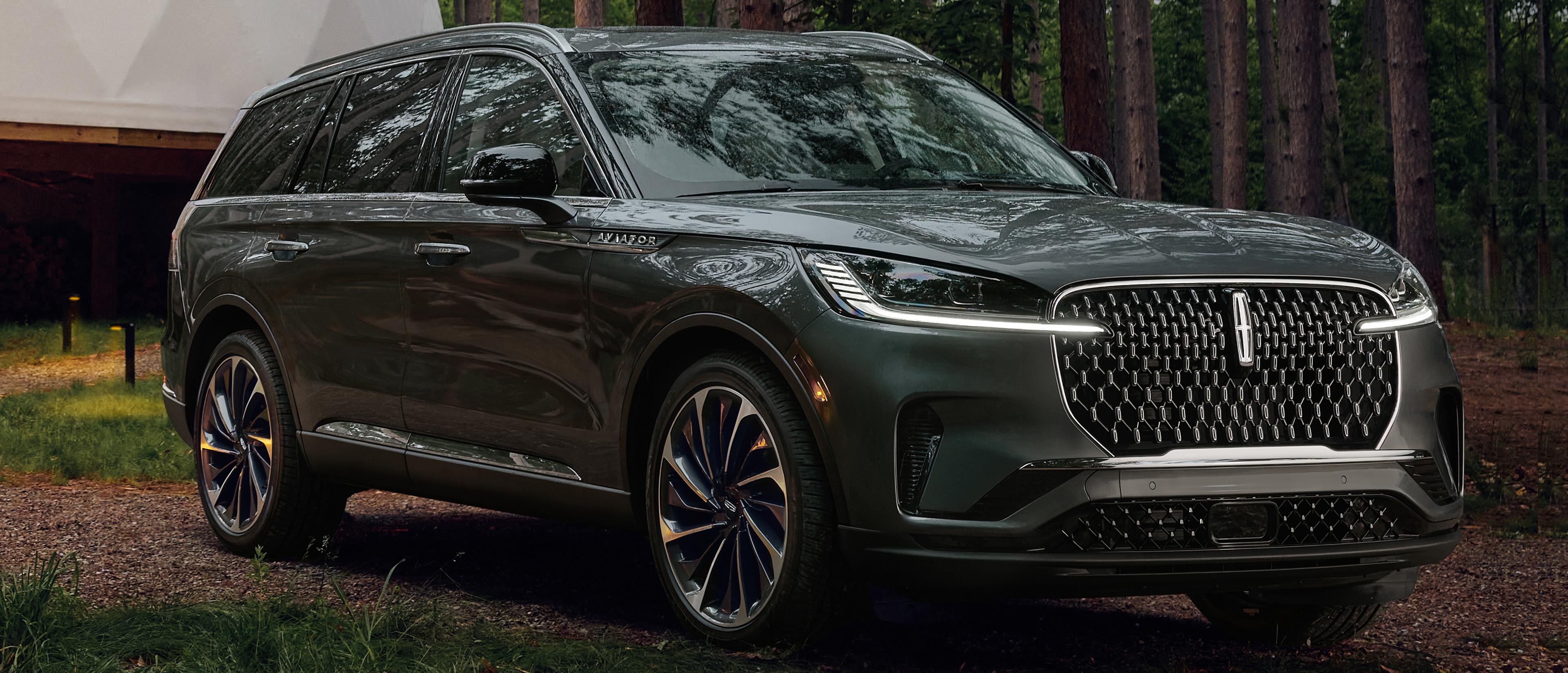 The front grille and headlamps of a 2027 Lincoln Aviator® SUV featuring the available Illumination Package