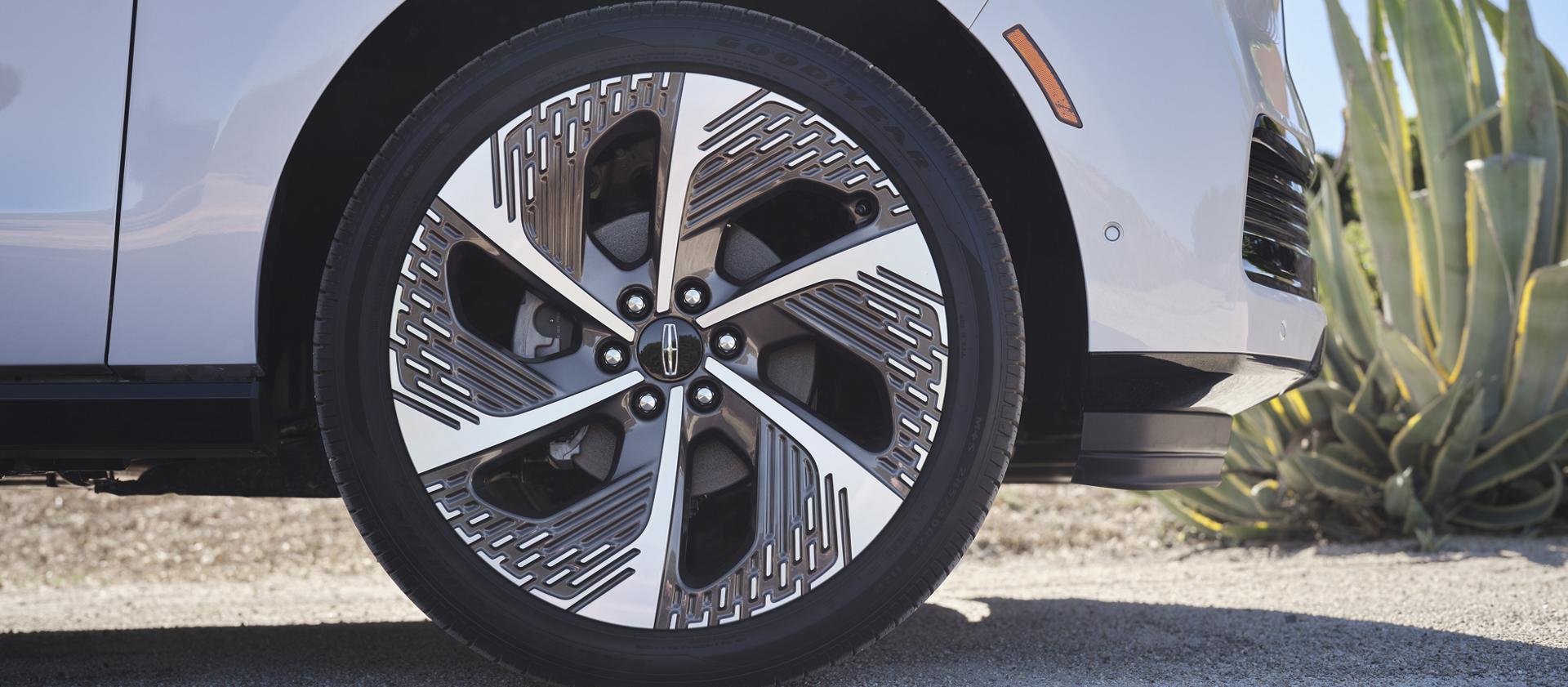 Stylish wheels specific to the Atmospheric theme on a 2026 Lincoln Black Label Navigator® SUV