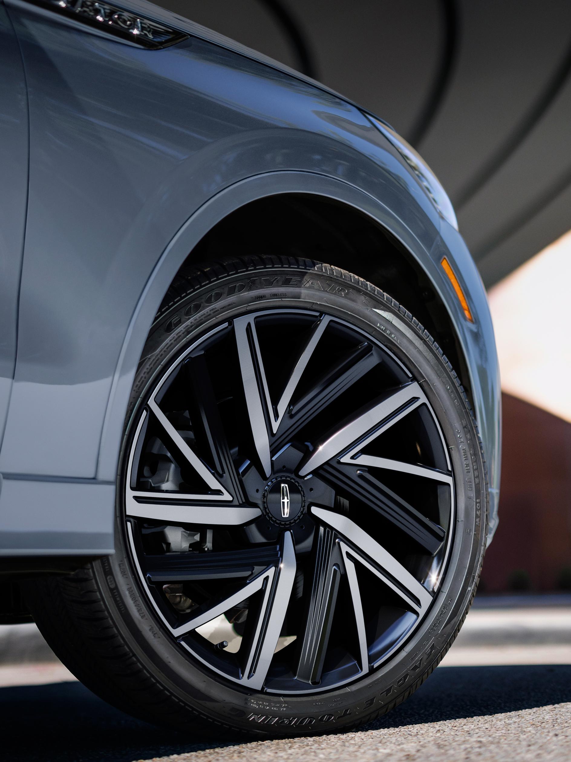 Las ruedas de aluminio maquinado brillante de 22", con tapas pintadas en Ébano, se muestran en un modelo Lincoln Black Label Aviator® 2026
