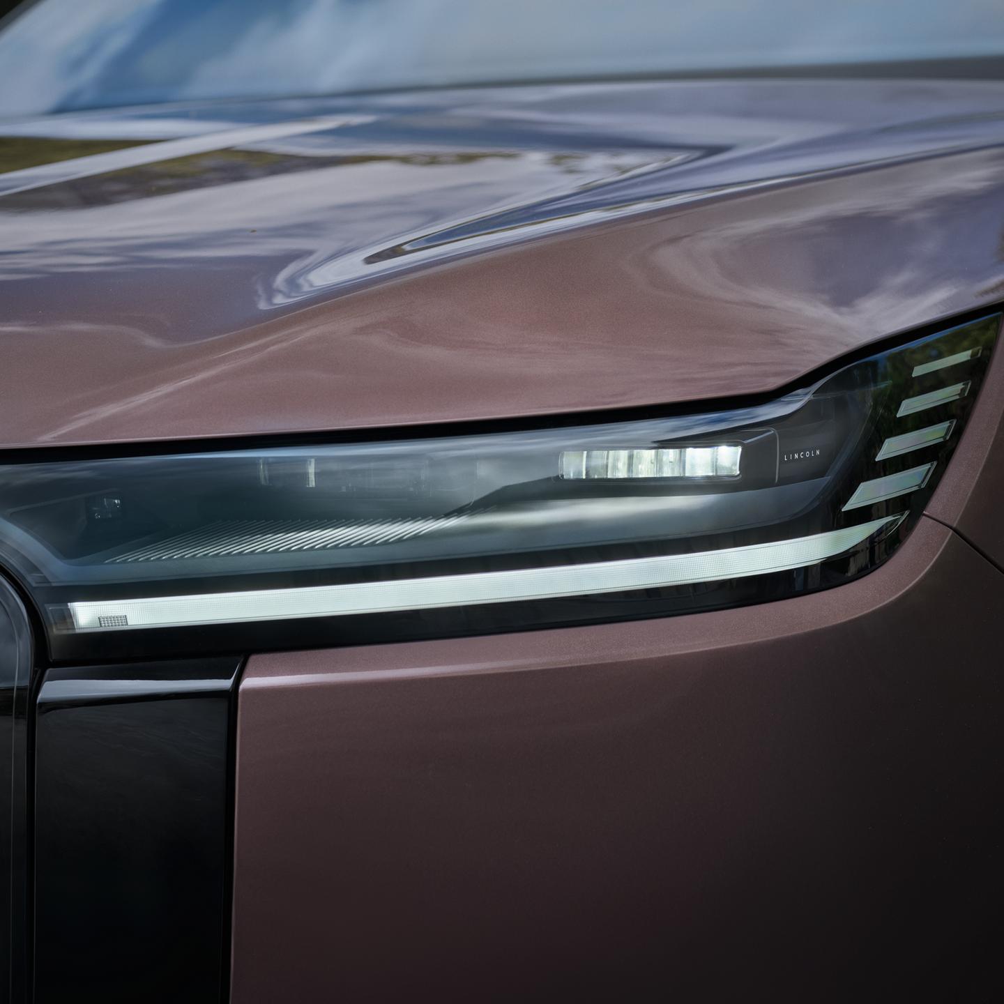 Un primer plano del faro delantero de la SUV Lincoln Nautilus® 2027