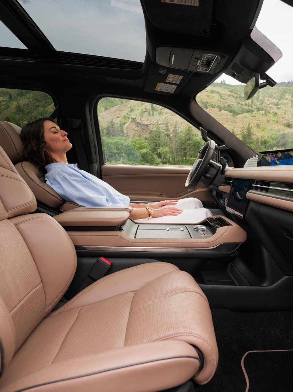 Una mujer disfruta de un momento para recargar energías con la experiencia Lincoln Rejuvenate