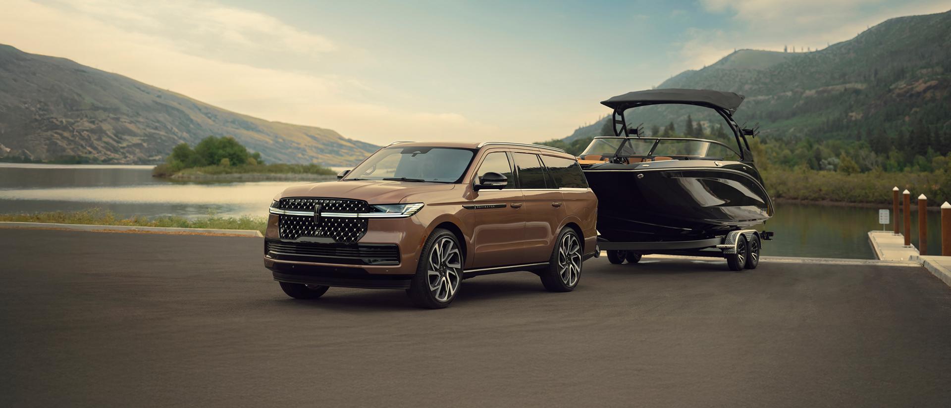 Una SUV Lincoln Navigator® 2026 remolca un bote grande