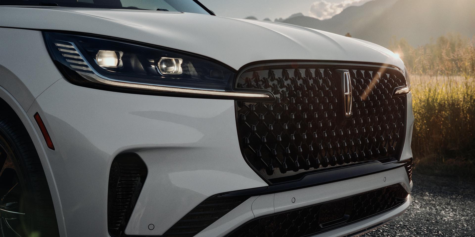 The Lincoln Embrace sequence illuminates on the grille of a 2027 Lincoln Aviator® SUV