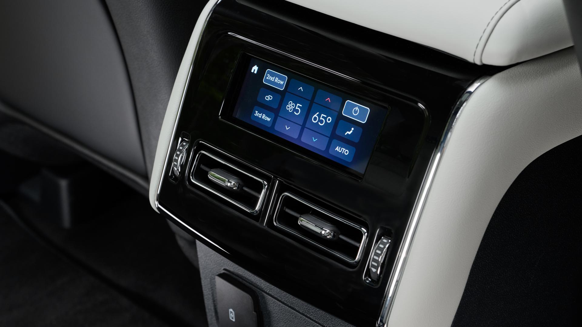 La pantalla de control de temperatura de la segunda fila de una SUV Lincoln Aviator® 2027