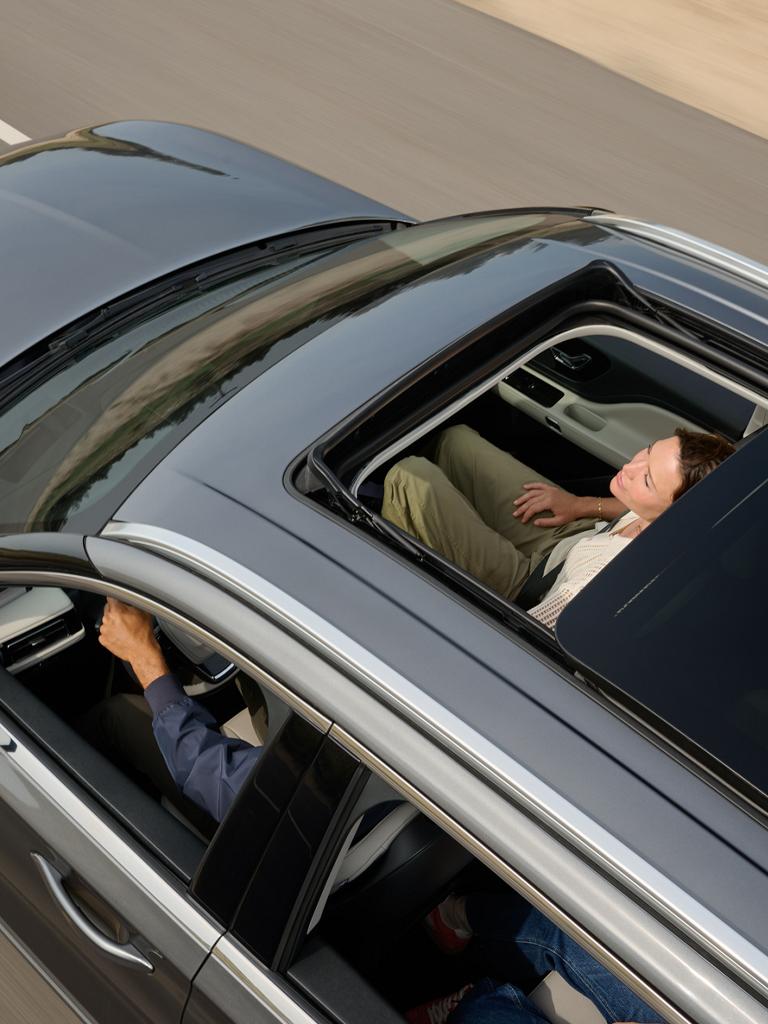 Una SUV Lincoln Aviator® 2027 con vista aérea con el Vista Roof® panorámico disponible abierto