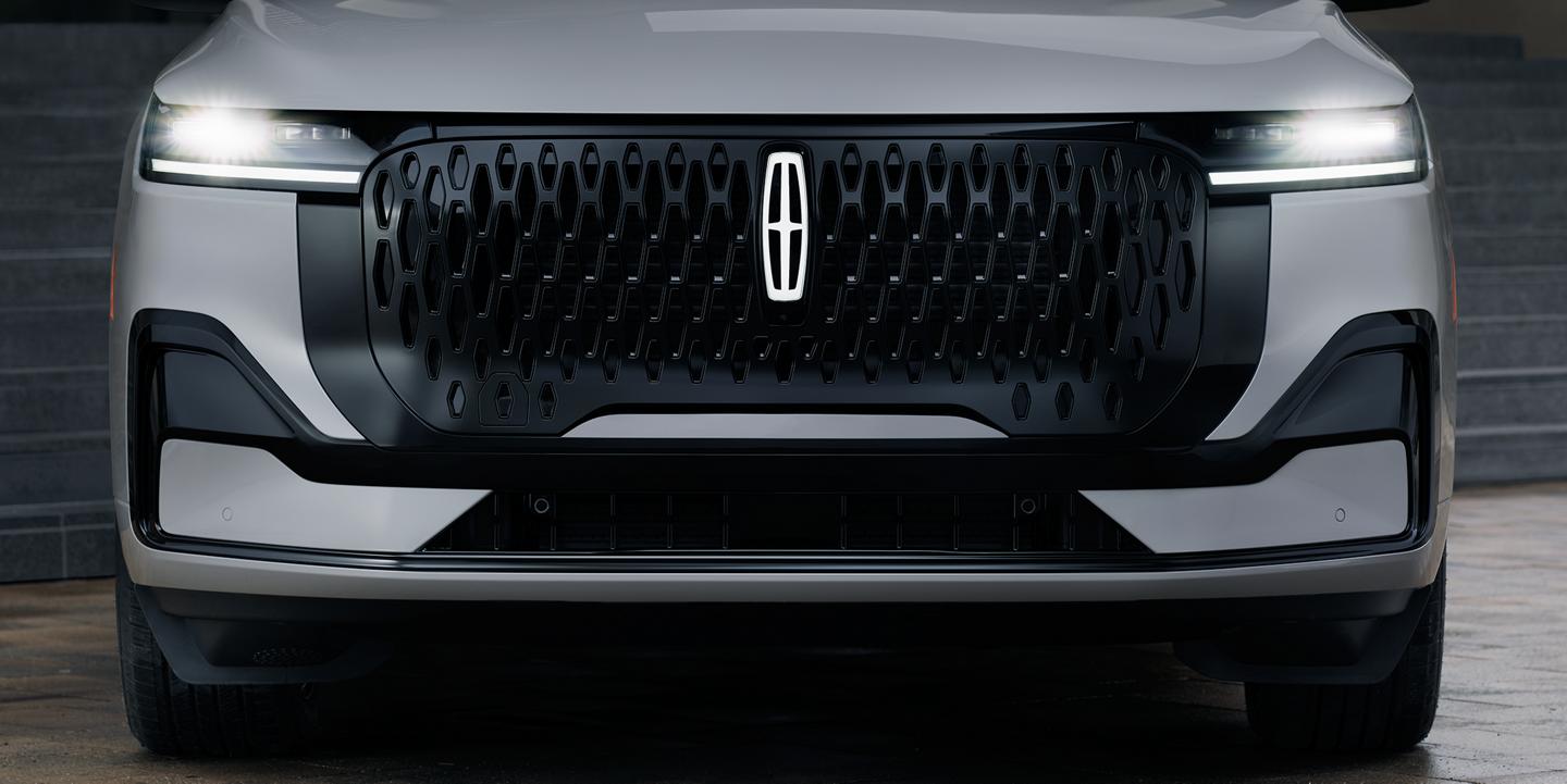 La parrilla y los faros delanteros distintivos hacen una llamativa declaración en la SUV Lincoln Nautilus® 2027