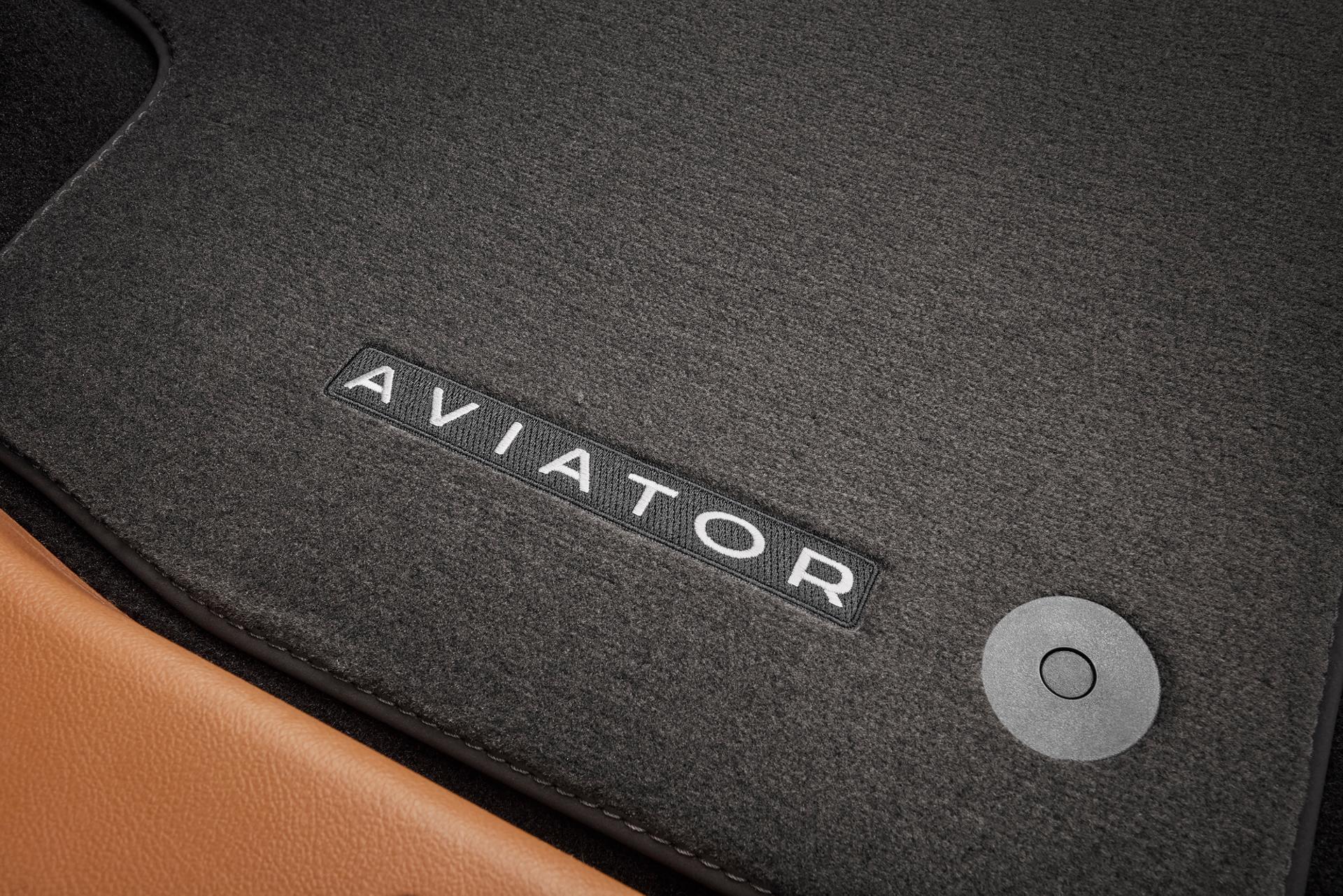 Interior de la Lincoln Aviator 2026 con tapetes alfombrados