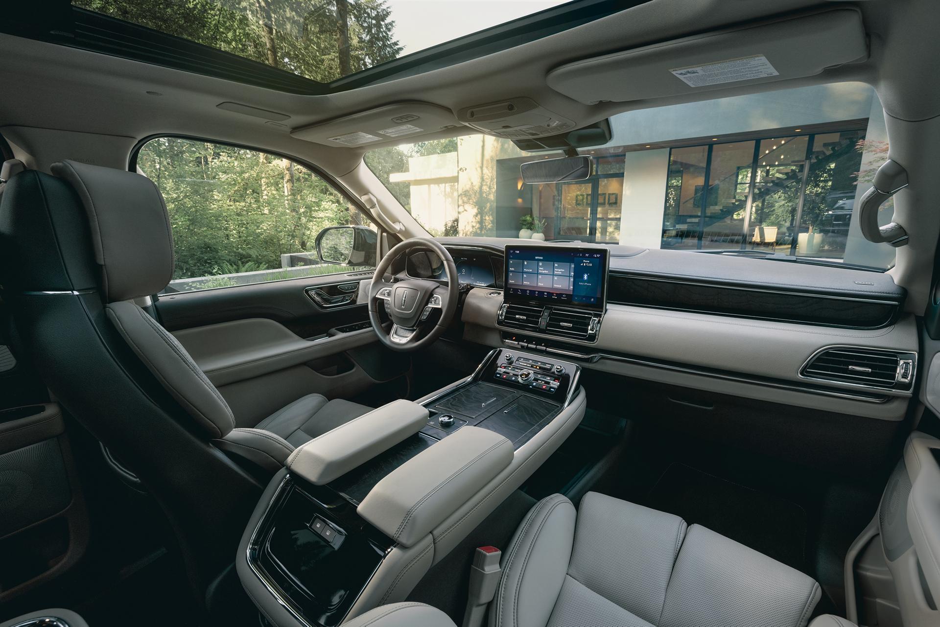 The interior of the Lincoln Navigator® SUV