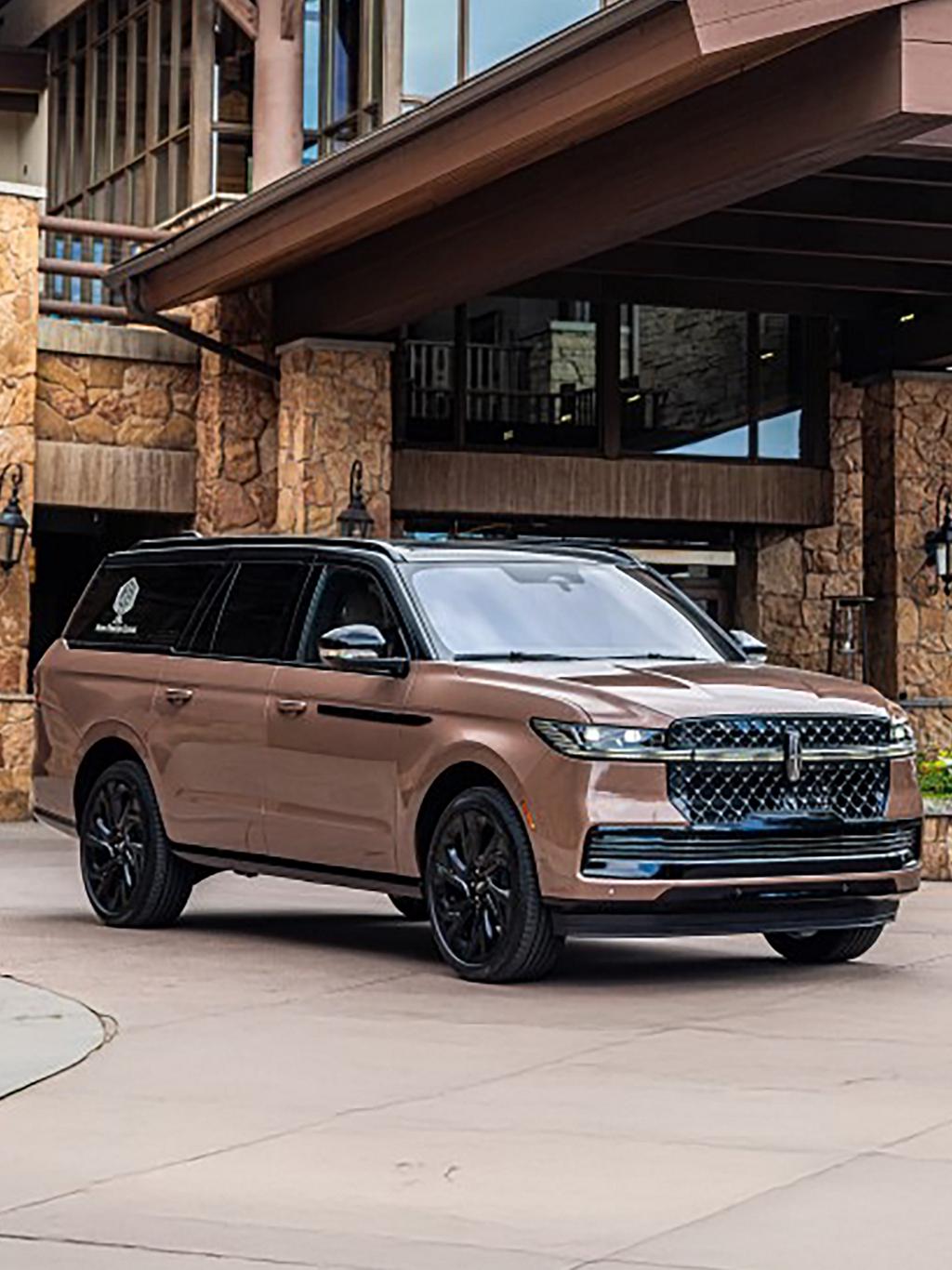 Una Lincoln Navigator estacionada frente al Stein Eriksen Lodge de Utah