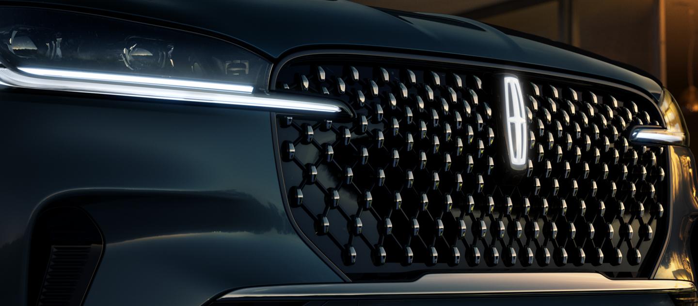 The grille on the 2025 Lincoln Aviator.