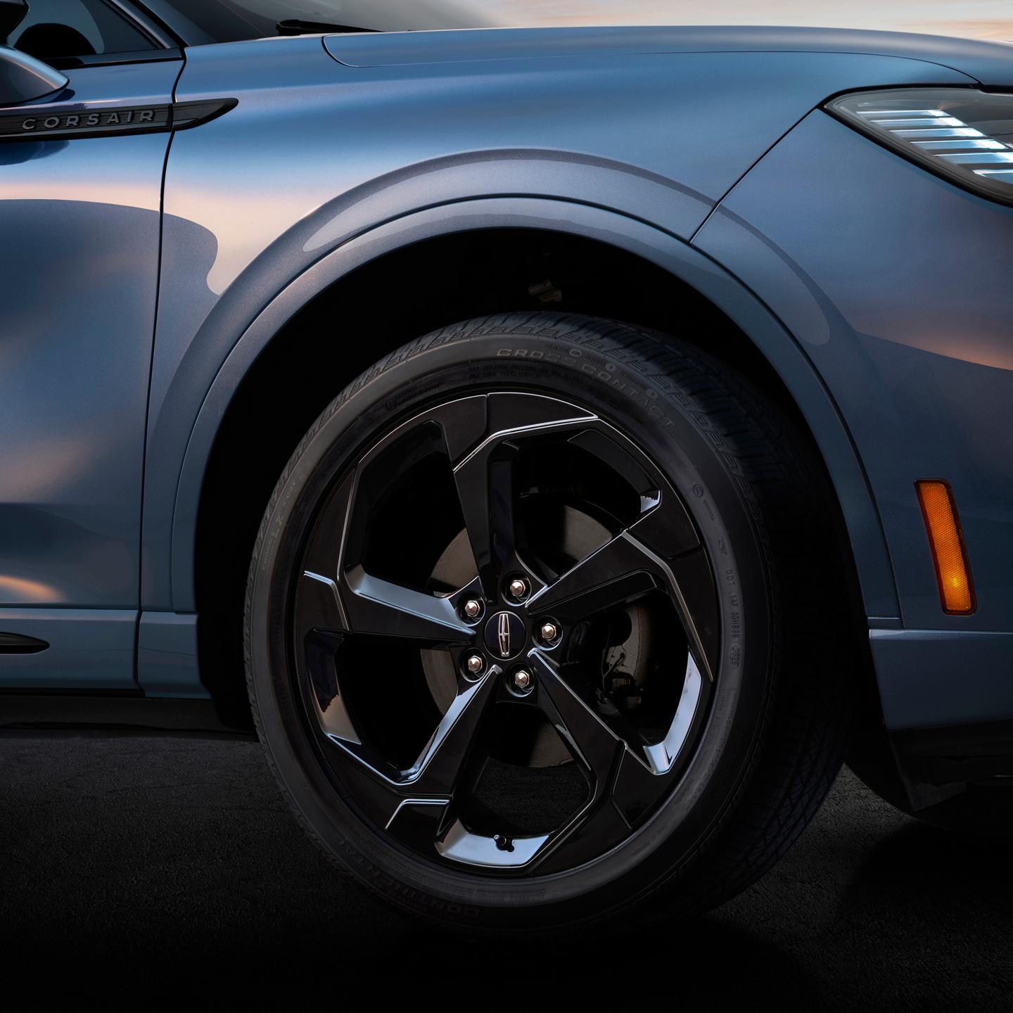 Un primer plano de los expresivos detalles al volante de una Lincoln Corsair® Híbrido / Hybrid 2027