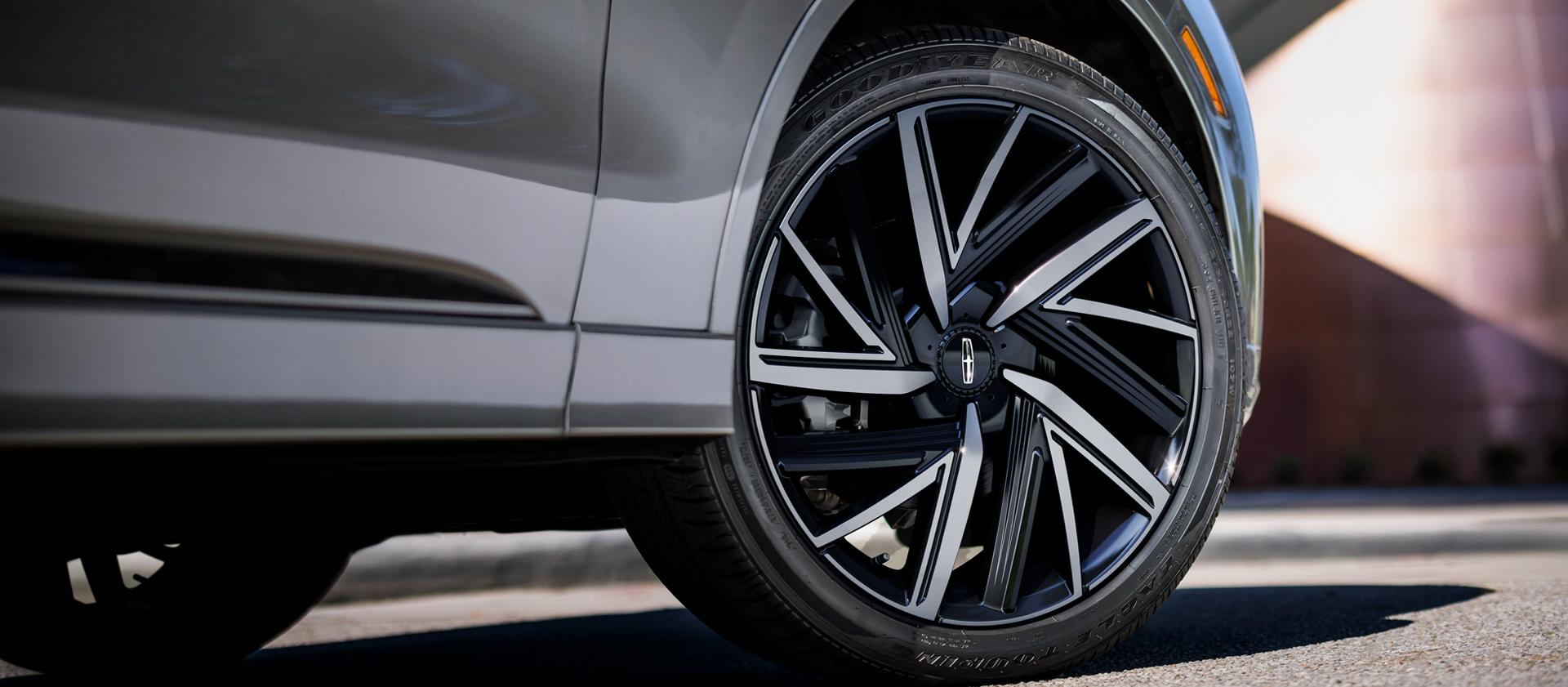 A close up view of the wheel of a 2027 Aviator® Lincoln Black Label™ SUV
