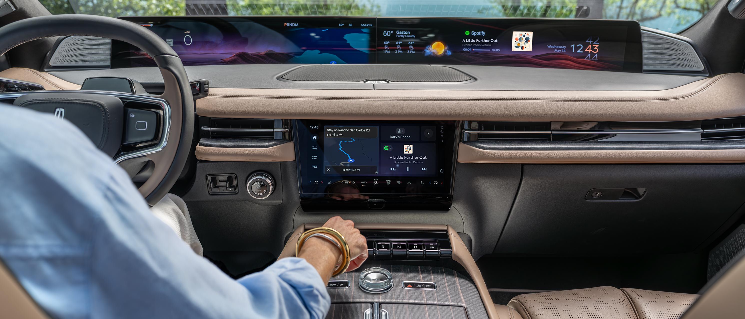El interior de una Lincoln Navigator.