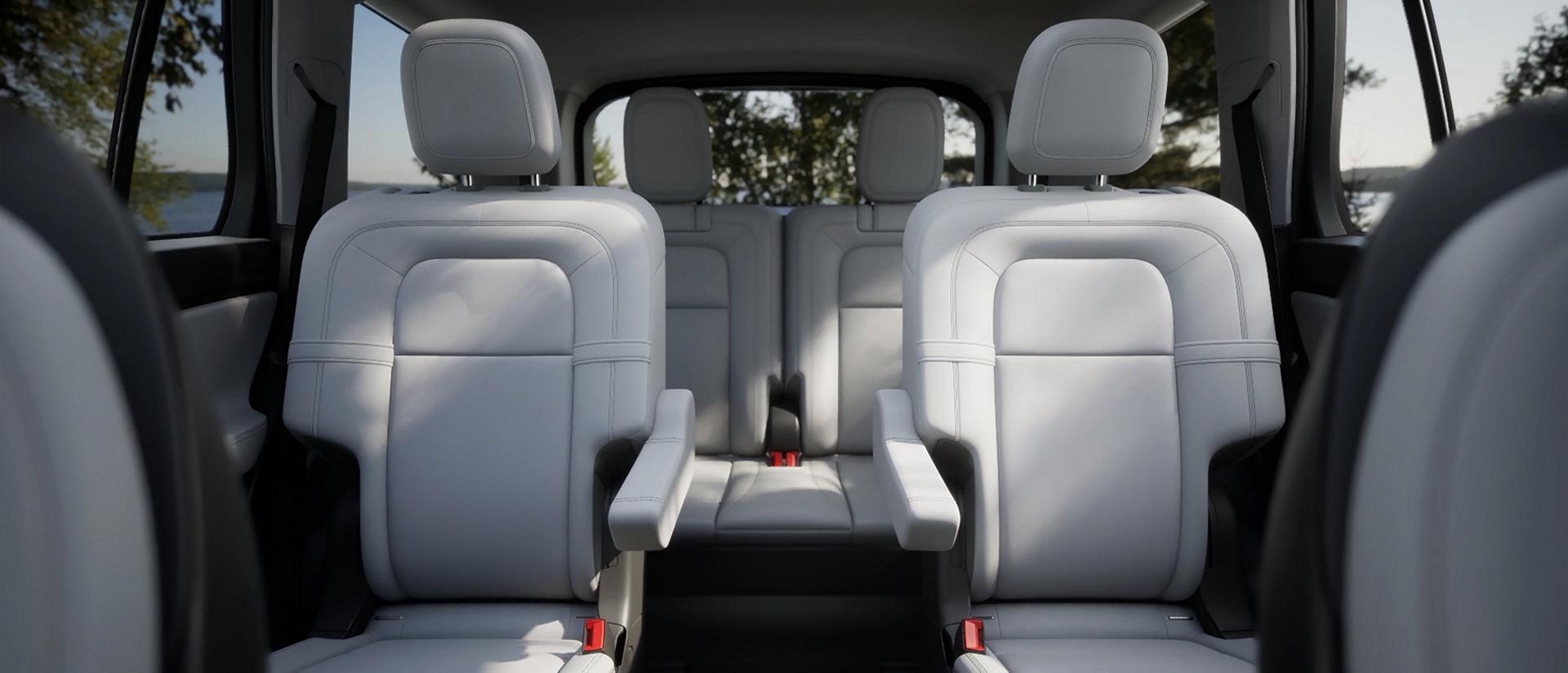 La segunda fila de un SUV 2026 Lincoln Aviator® en la configuración de sillas de capitán