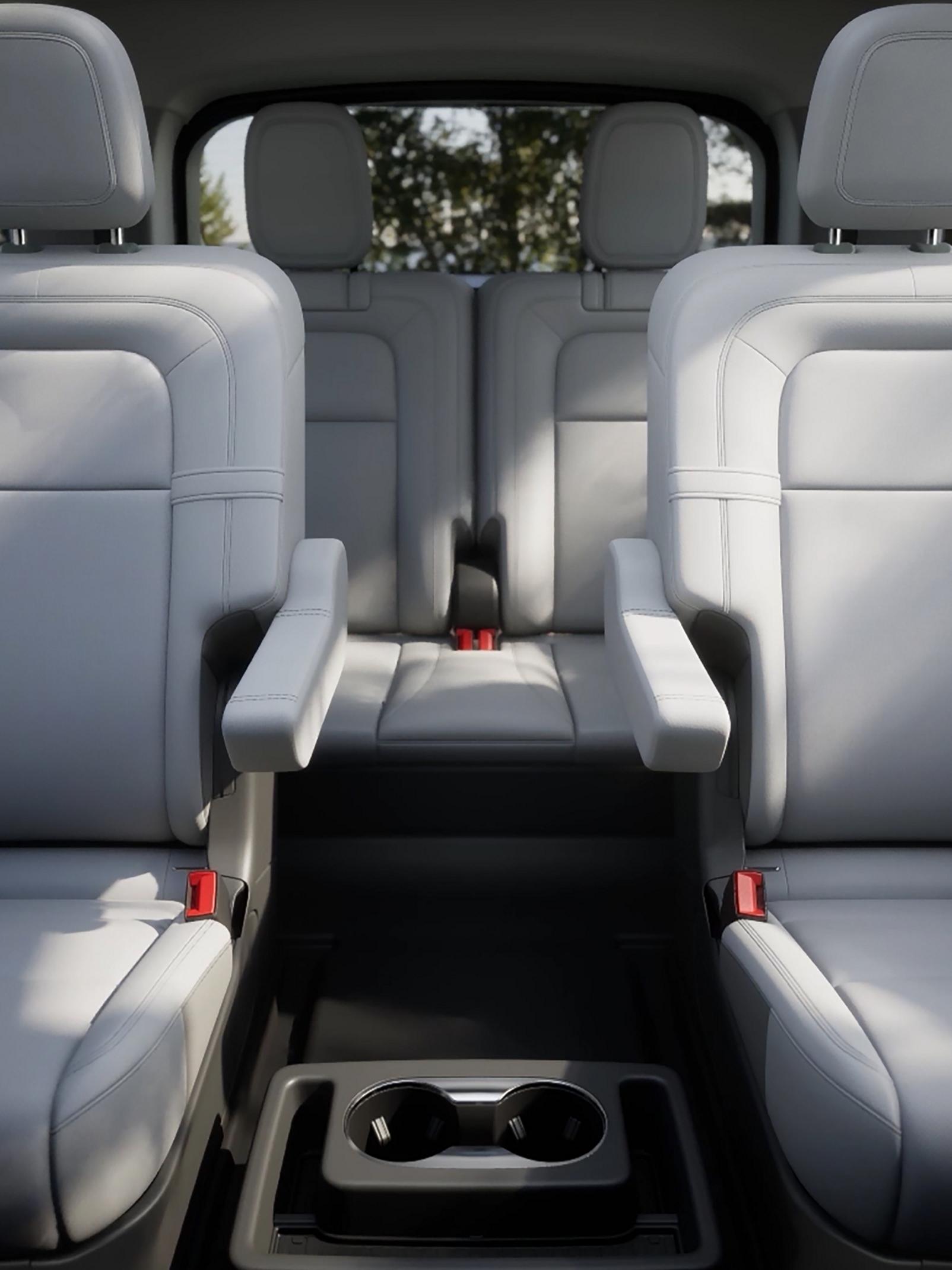 La segunda fila de un SUV 2026 Lincoln Aviator® en la configuración de sillas de capitán