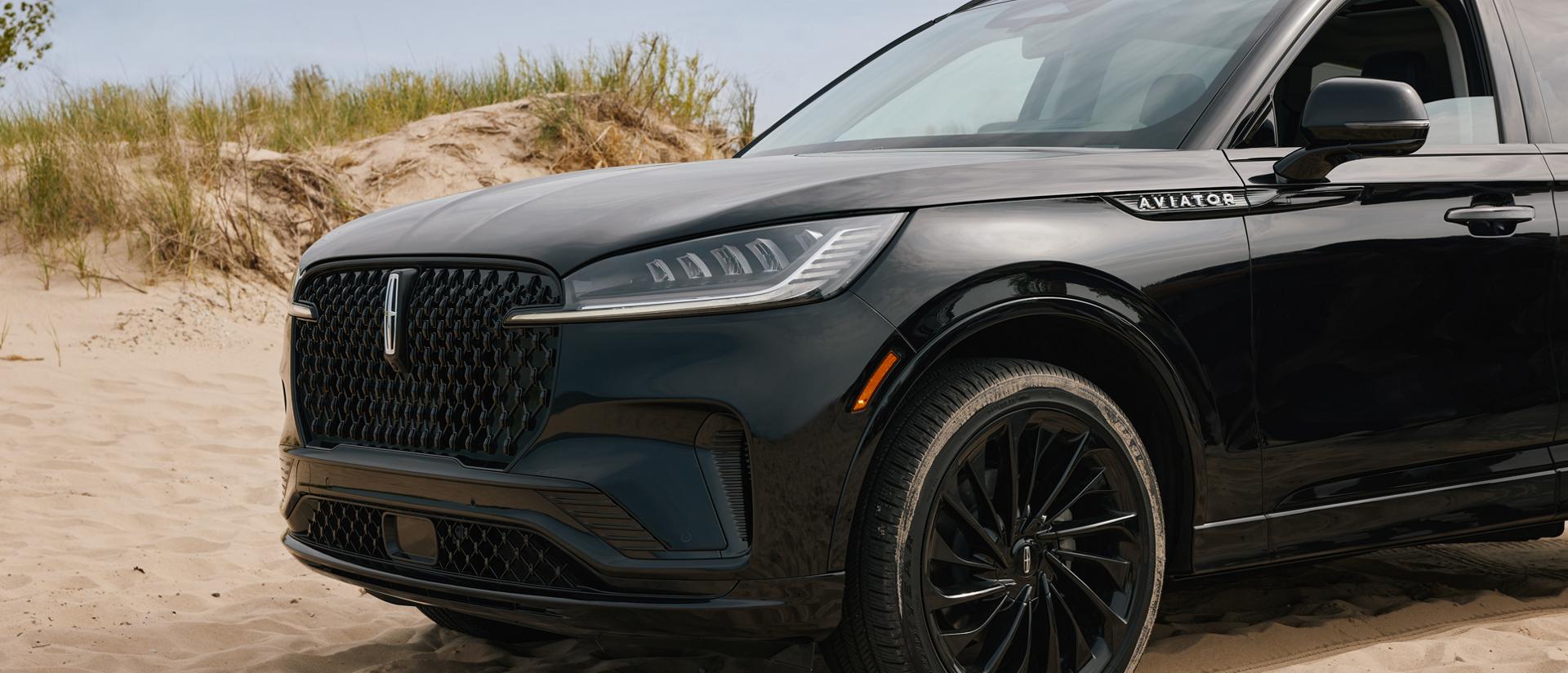 Una SUV Lincoln Aviator® 2026 está estacionada en la arena.