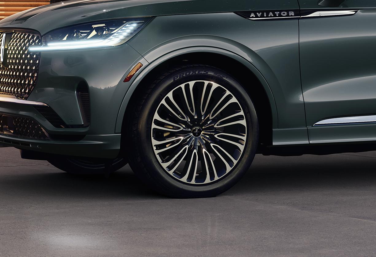 The standard 22" bright-machined aluminum wheel with Ebony-painted pockets