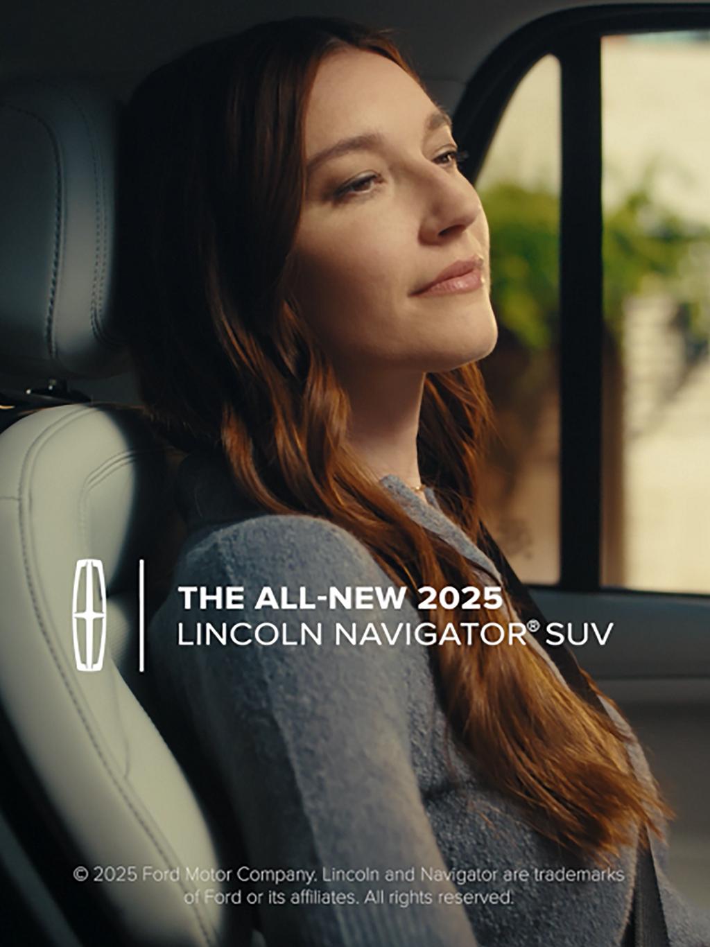 Una mujer sentada en un asiento Lincoln Navigator 2025 con ajuste de masaje activado