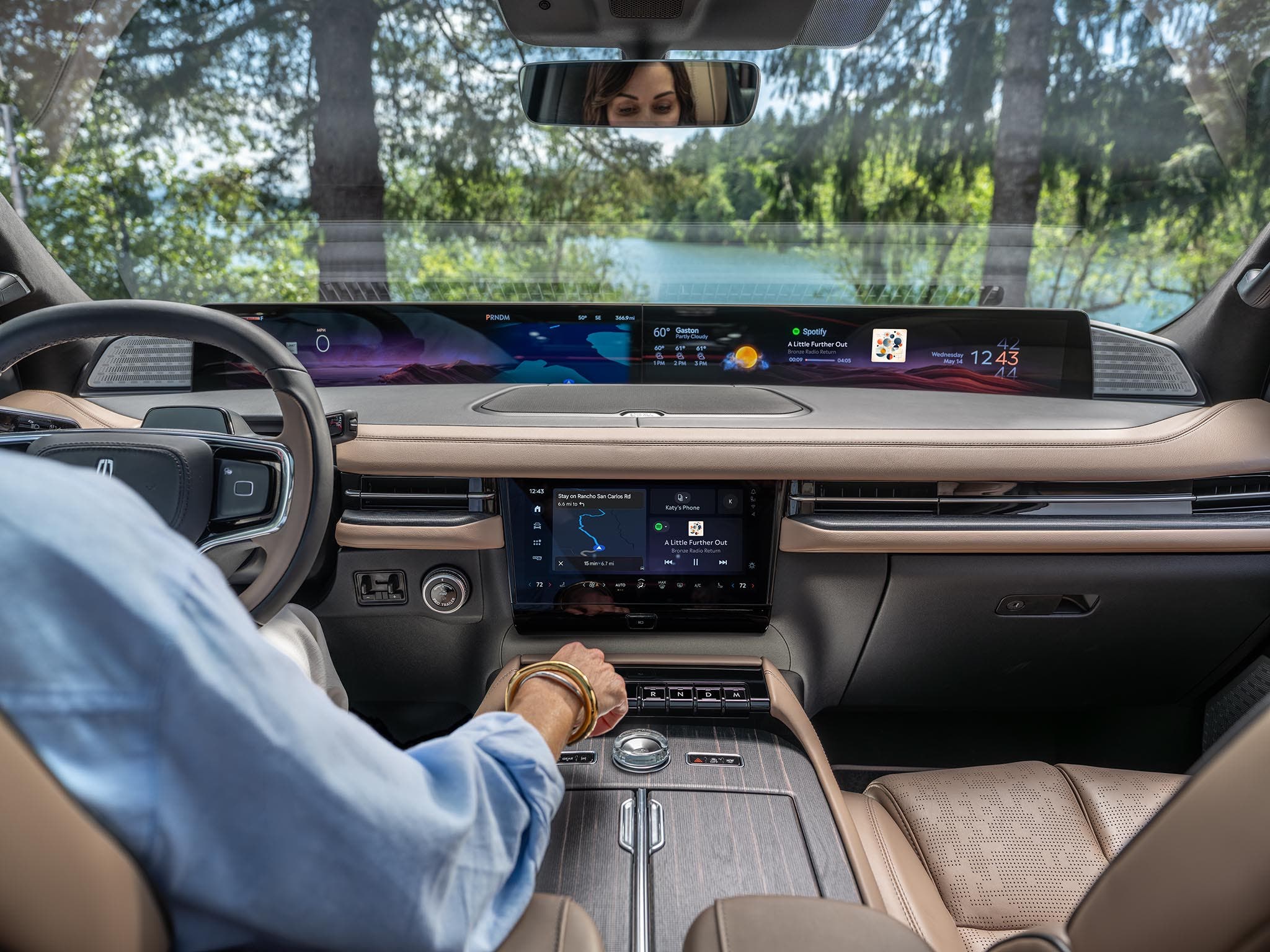 2027 Lincoln Navigator 48-inch panoramic display and center display