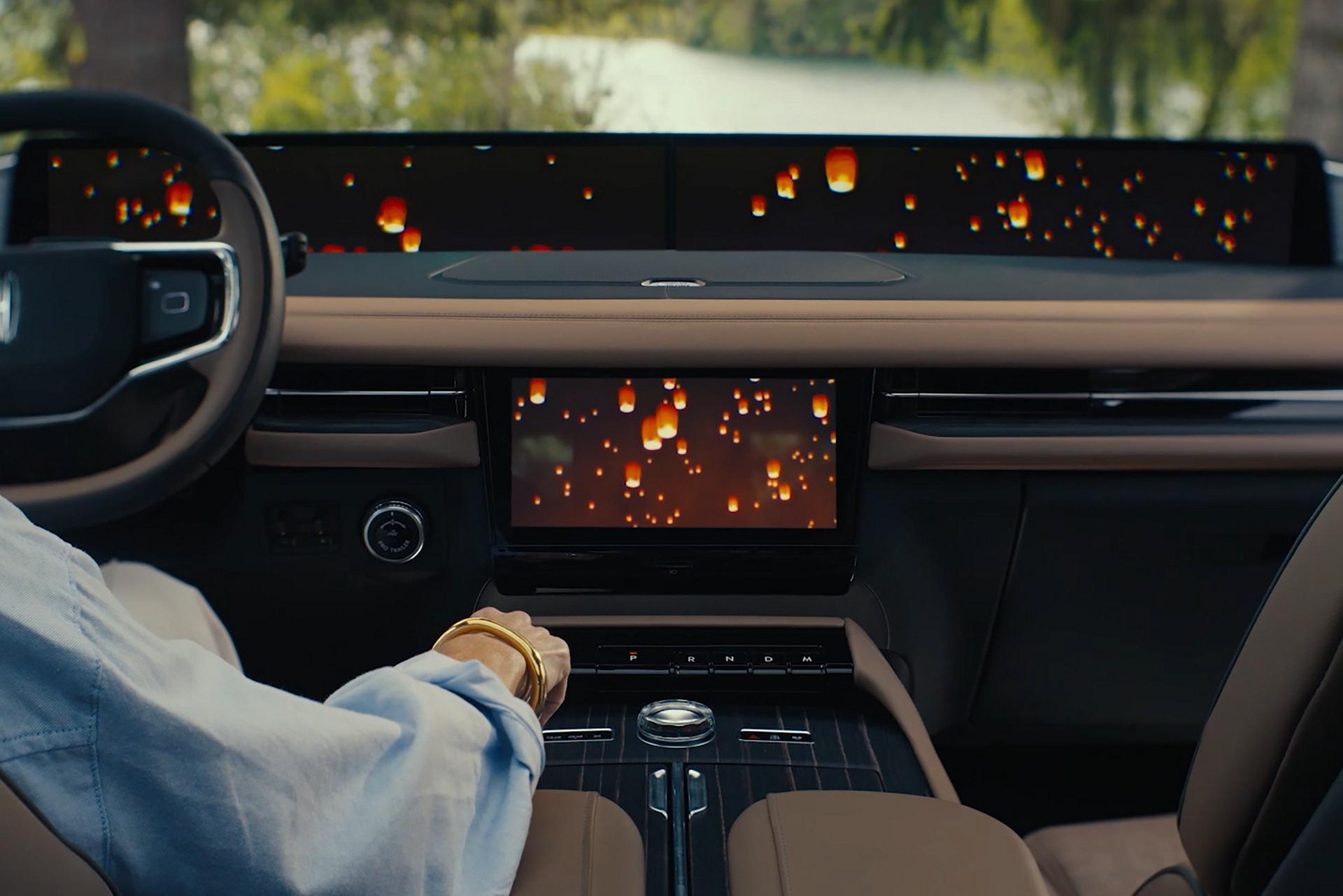 Se muestra la pantalla panorámica en una SUV Lincoln Navigator® 2027