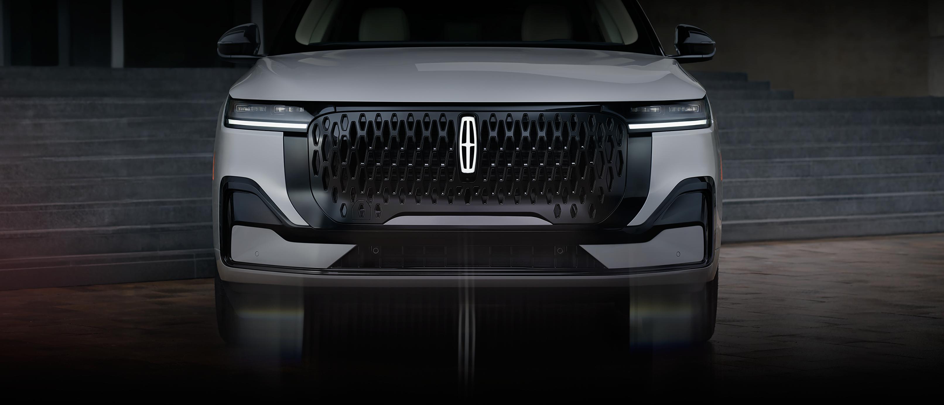 Una SUV Lincoln Nautilus® 2027 estacionada contra un fondo arquitectónico moderno
