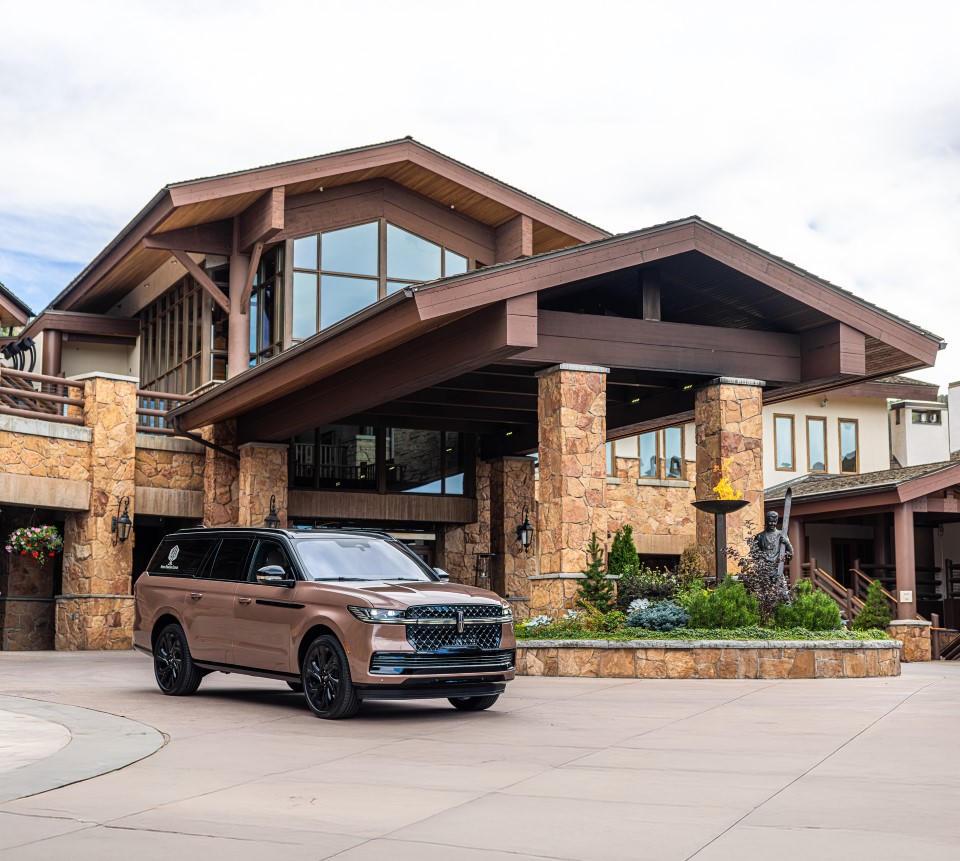 A 2026 Lincoln Navigator® parked in front of Utah’s Stein Eriksen Lodge