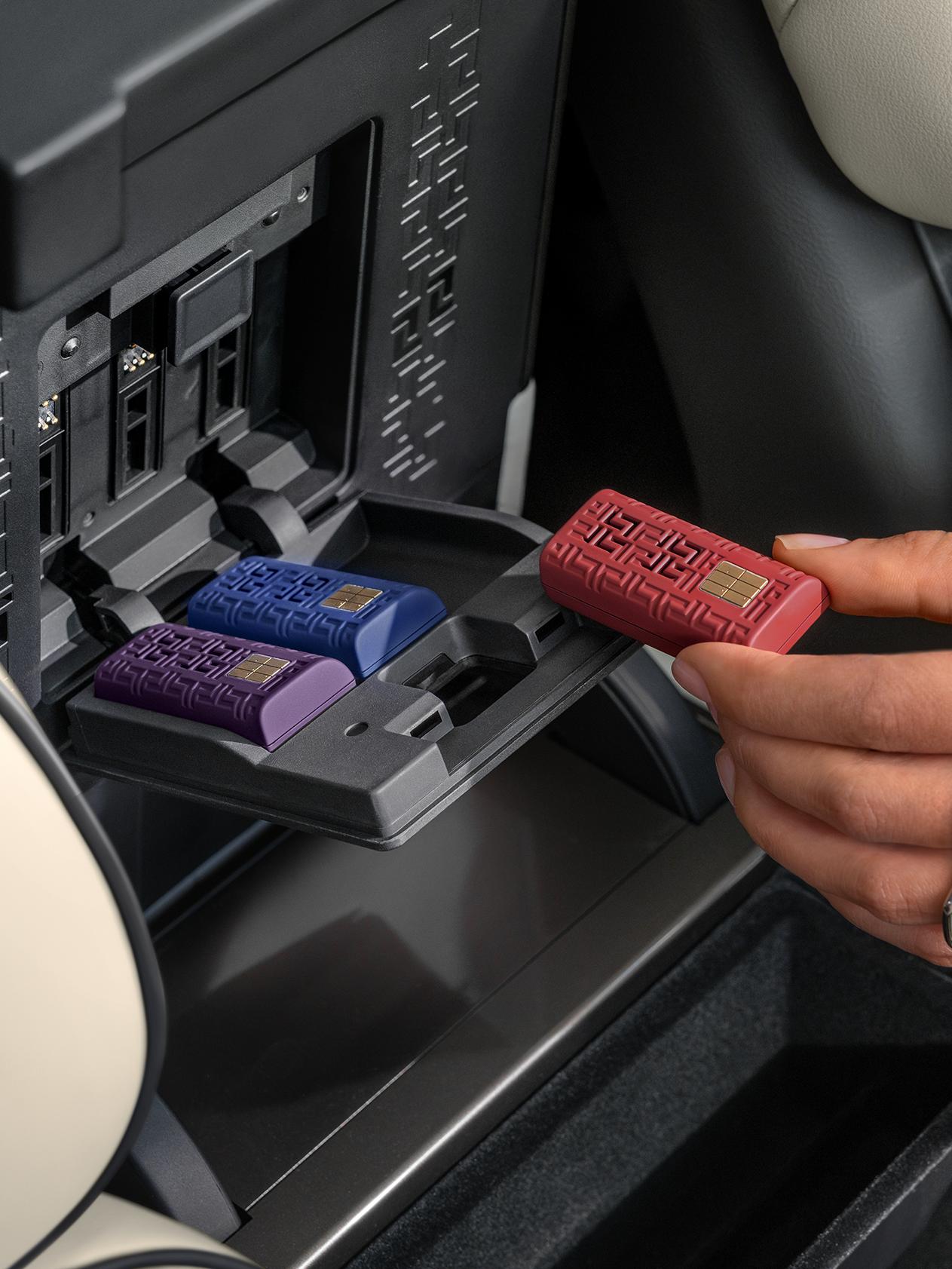 Se muestran cartuchos de aroma digital en un paquete en la consola central de una SUV Lincoln