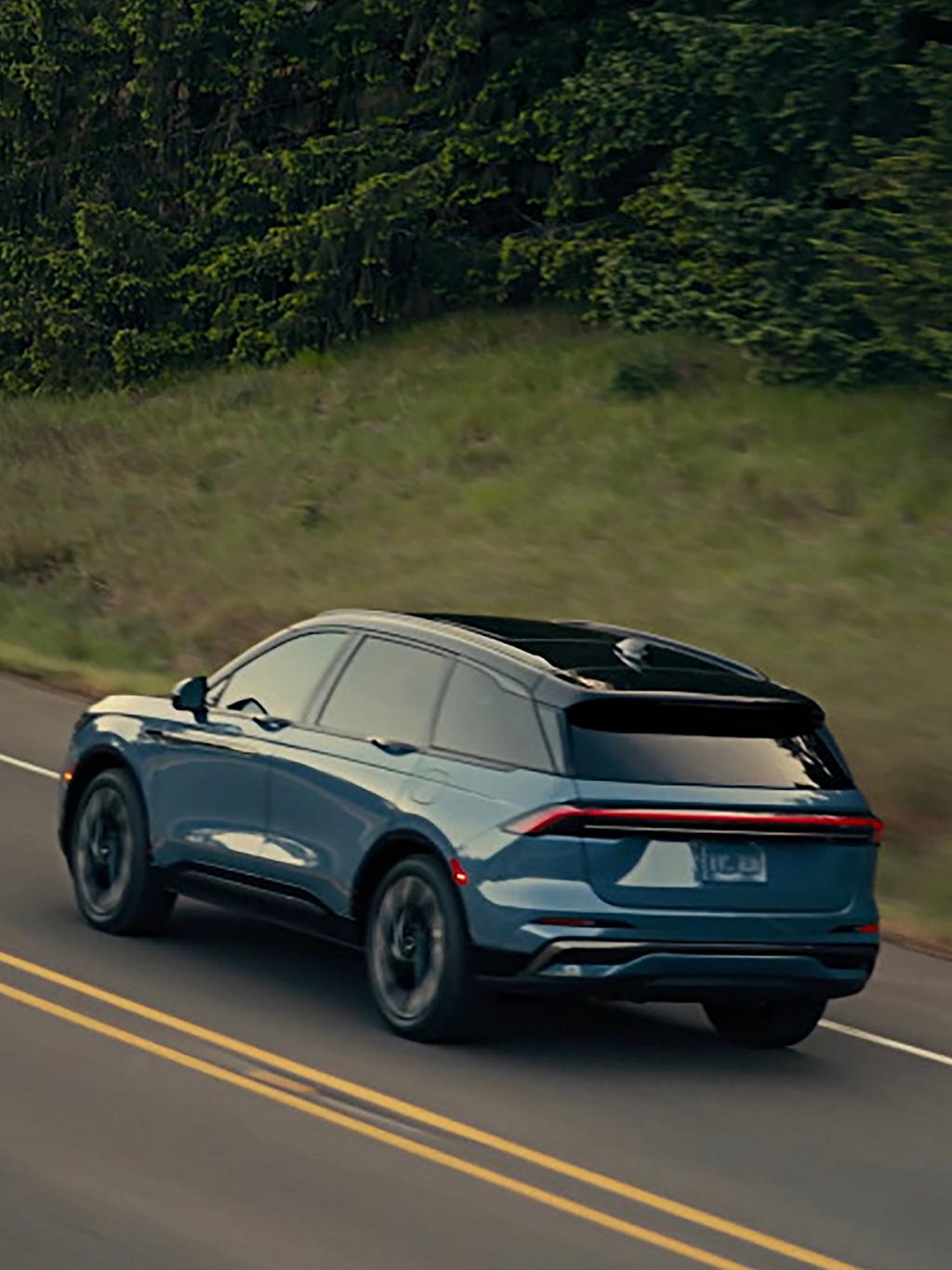 Una SUV Lincoln Nautilus® 2026 circulando por un camino rural