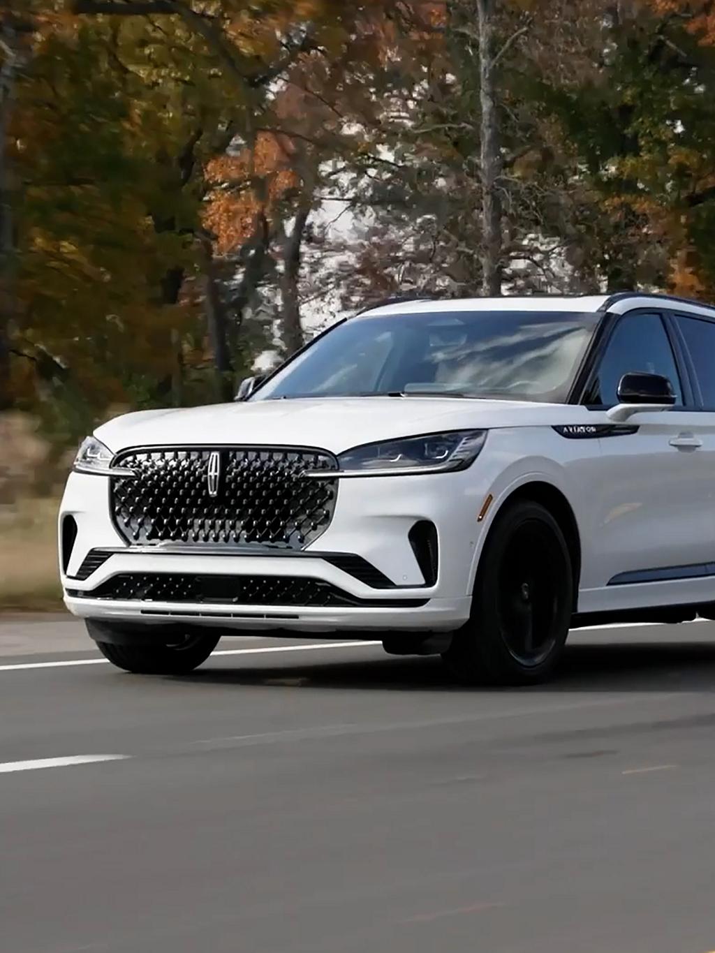 The side profile of a 2025 Lincoln Aviator® demonstrates the vehicle’s ride height