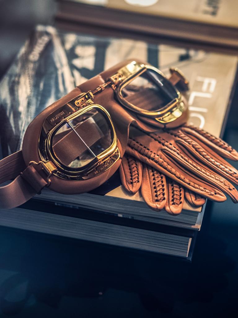 Los guantes y las gafas de aviación dan indicios de la inspiración del tema Flight de la Lincoln Black Label