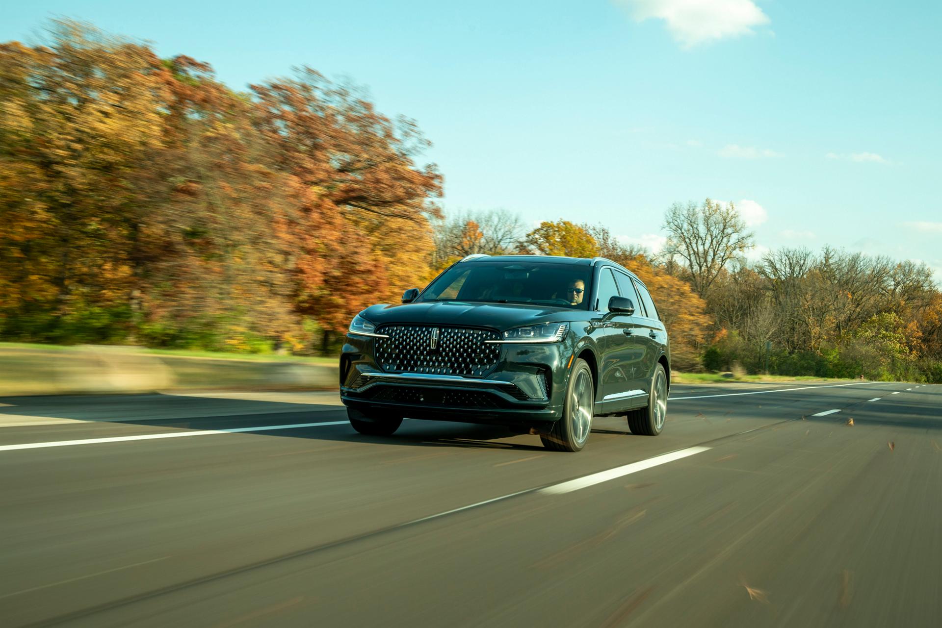 Una SUV Lincoln Black Label Aviator® estacionada en un hangar de aviones privados.