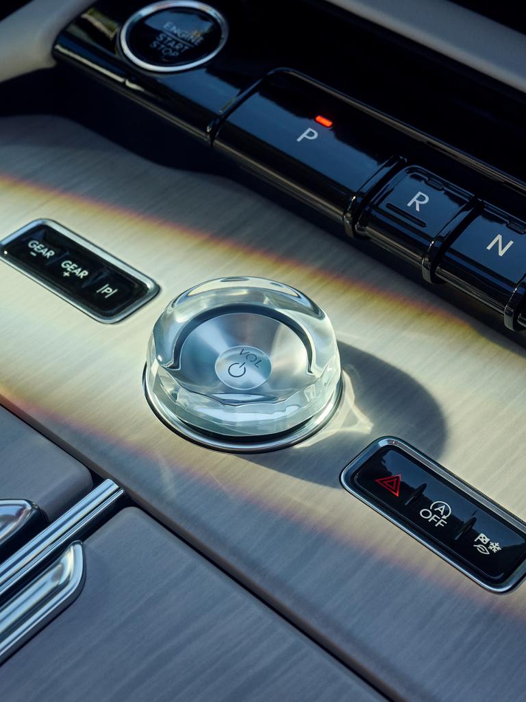 A close-up of the crystal knob and piano key shifter on the center console of a 2026 Lincoln Navigator®