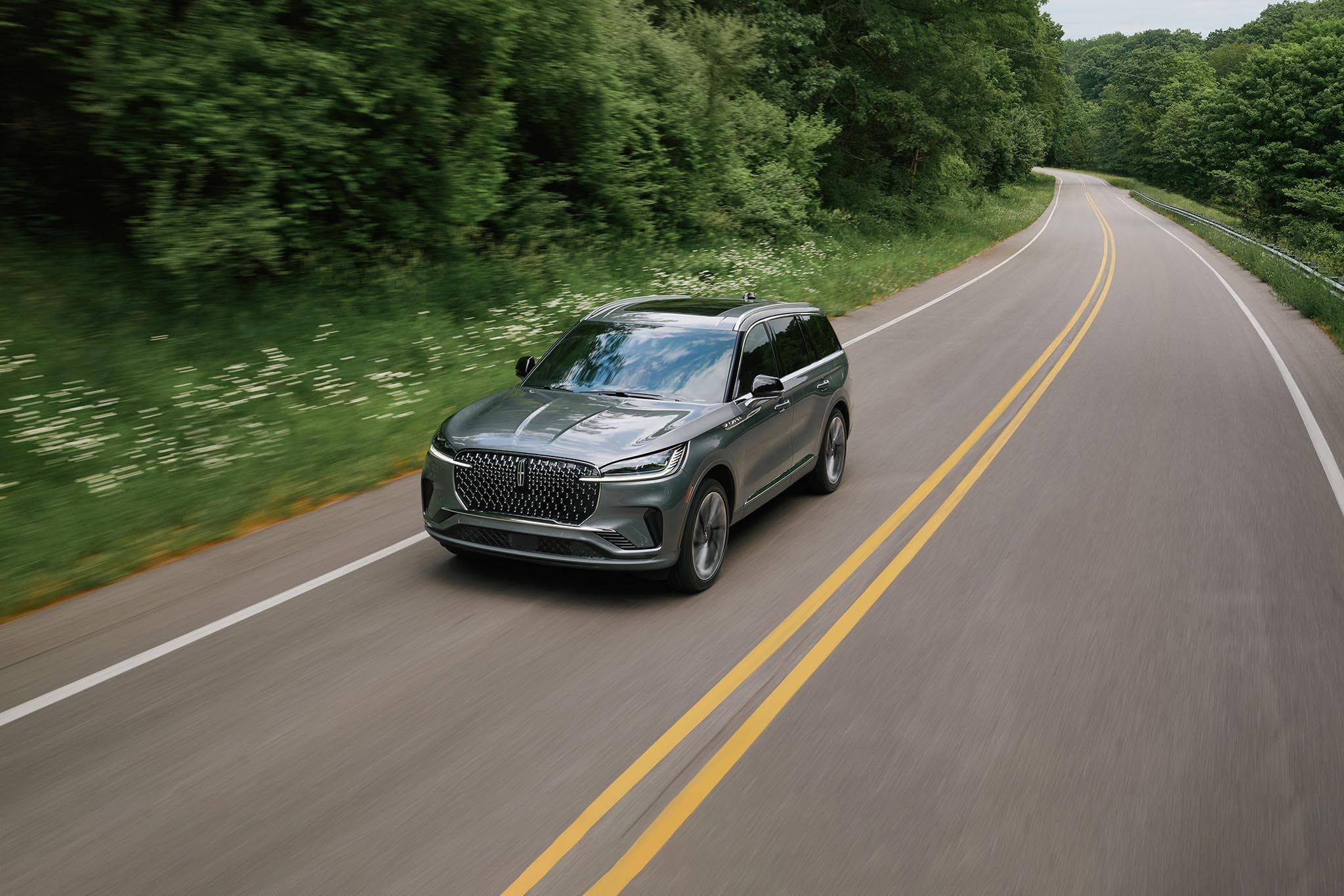 Lincoln Aviator Exterior Driving