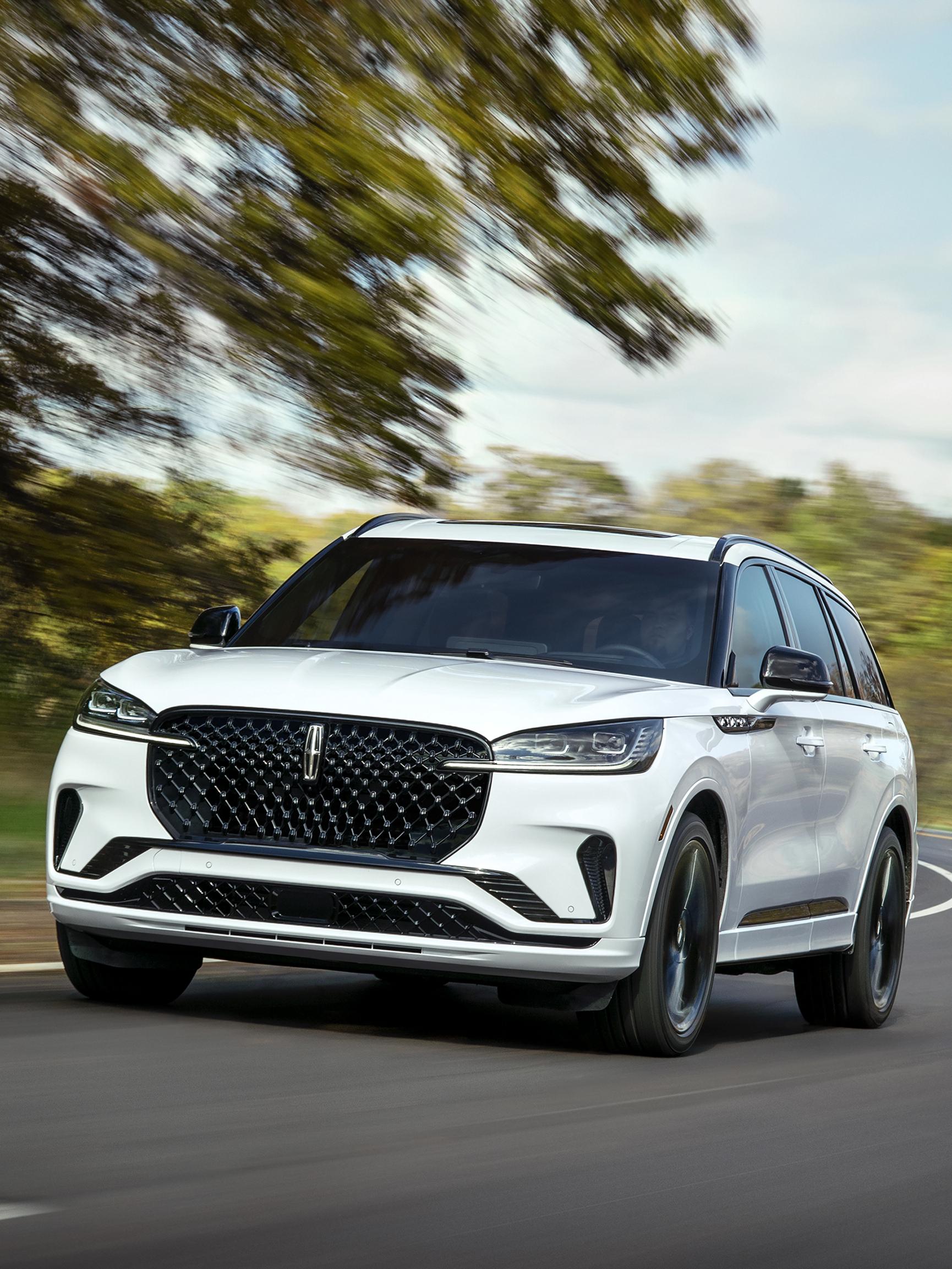 Una SUV Lincoln Aviator® 2026 circulando por un camino de campiña