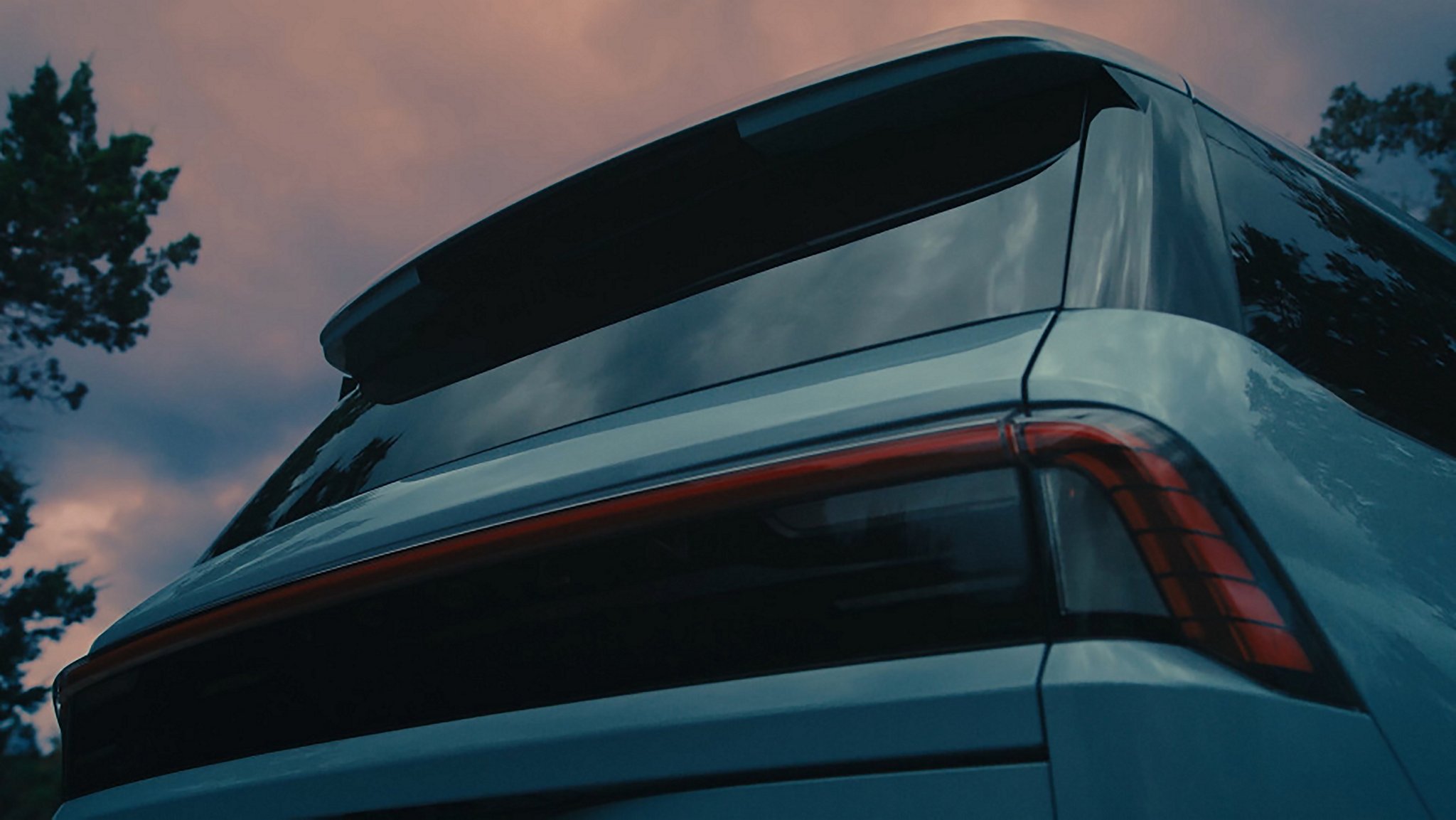 La parte trasera de una Lincoln Navigator® 2026 con puerta dividida Lincoln