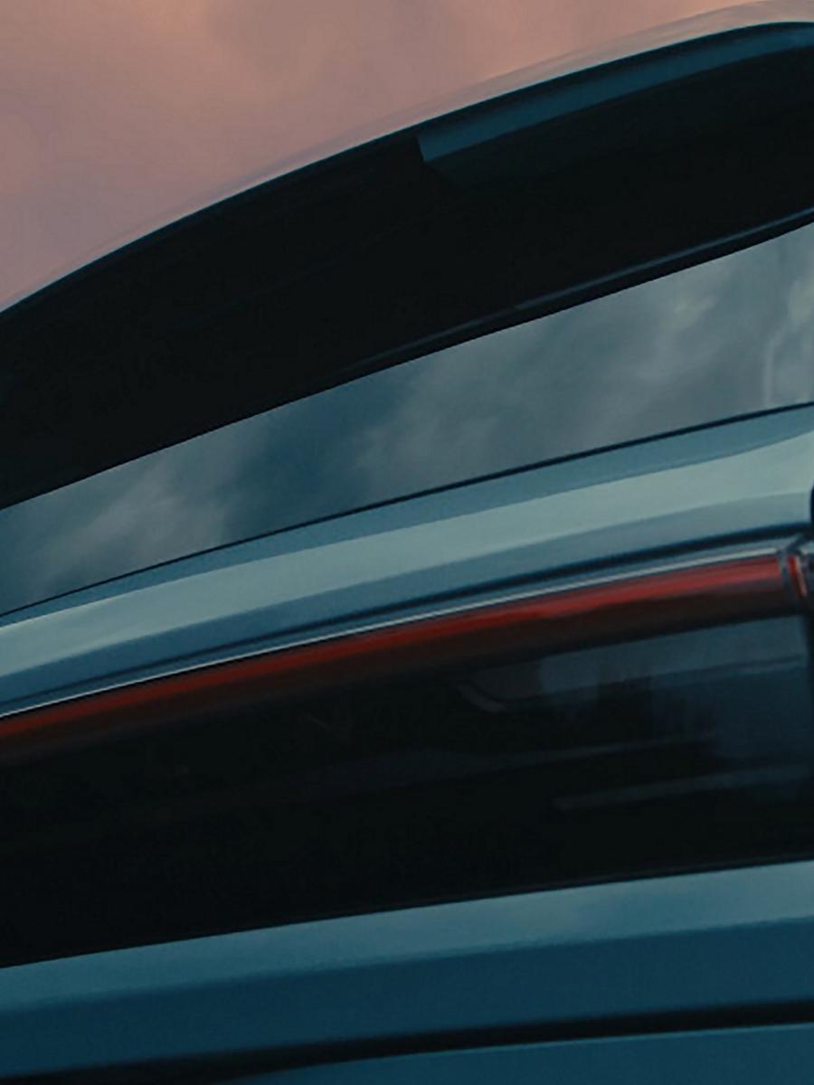 La parte trasera de una Lincoln Navigator® 2026 con puerta dividida Lincoln