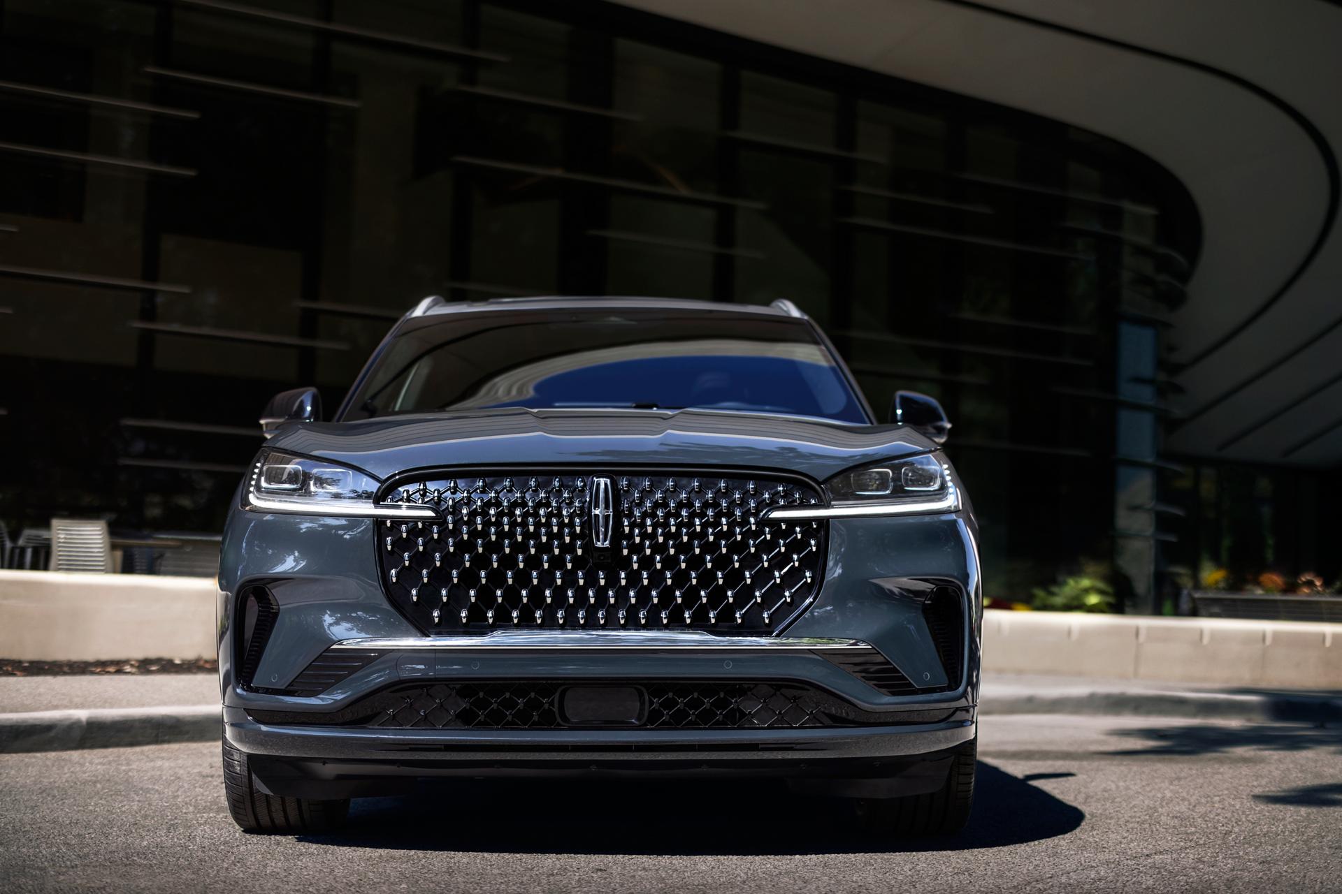 La deslumbrante parrilla de una SUV Lincoln Black Label Aviator® 2026 brilla a la luz del sol