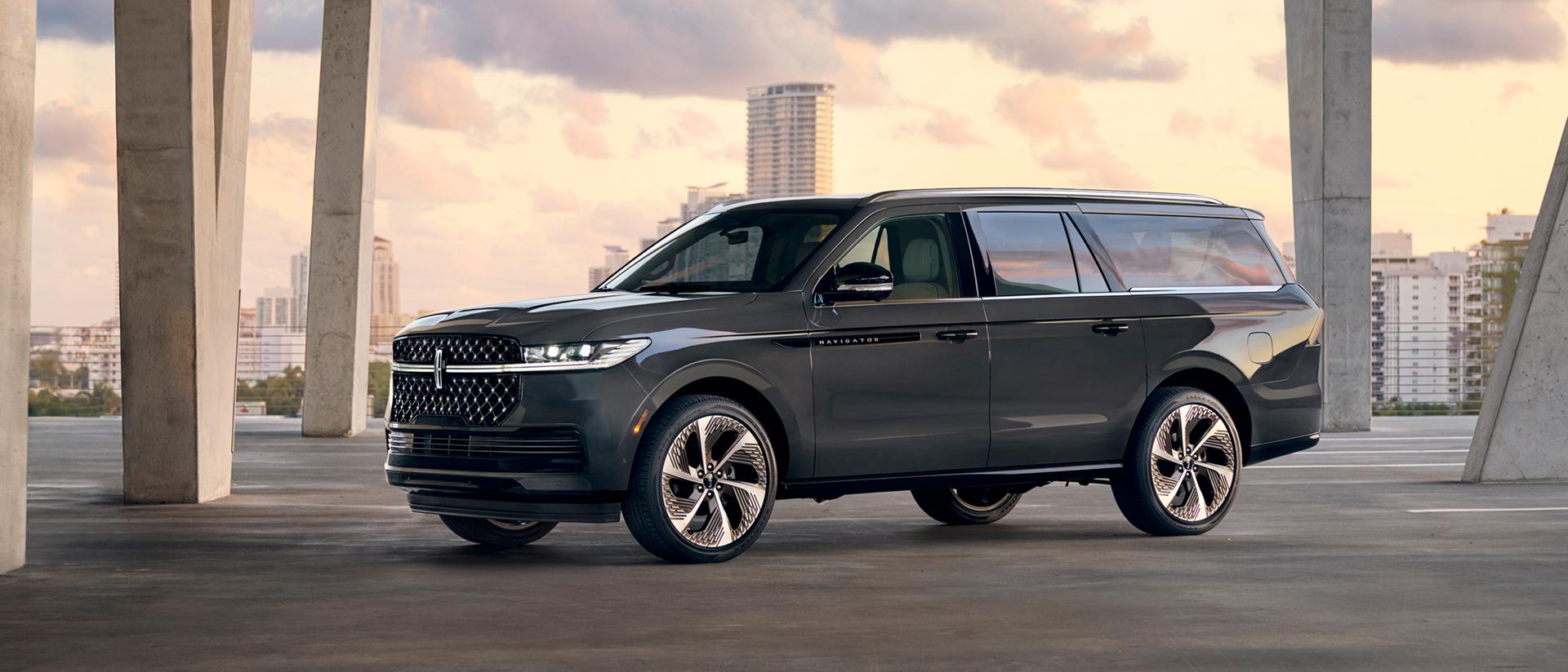 Una SUV Lincoln Navigator® 2026 con distancia entre ejes larga estacionada frente a un paisaje urbano