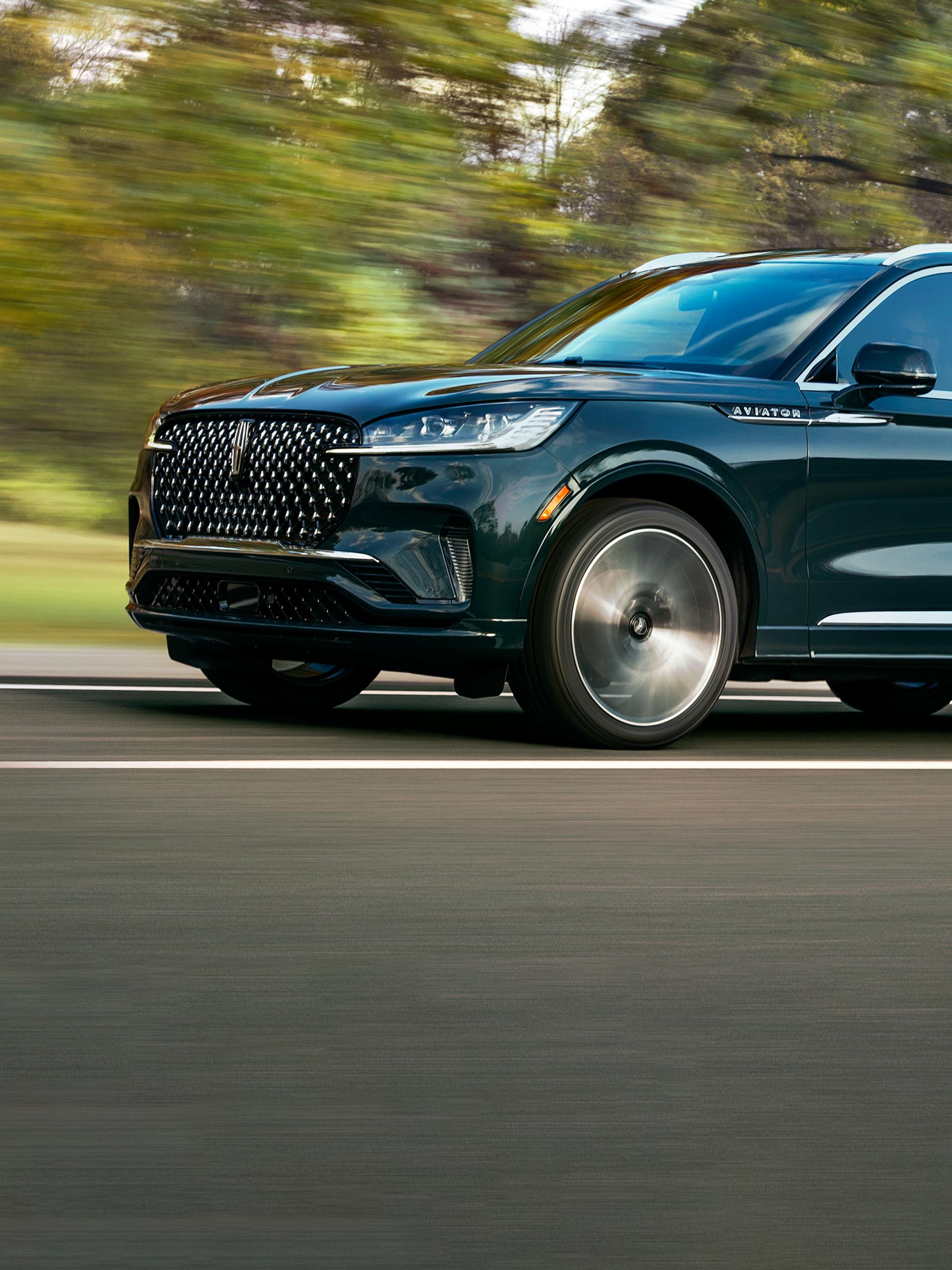 Una SUV Lincoln Aviator® 2026 circulando por un camino de campiña