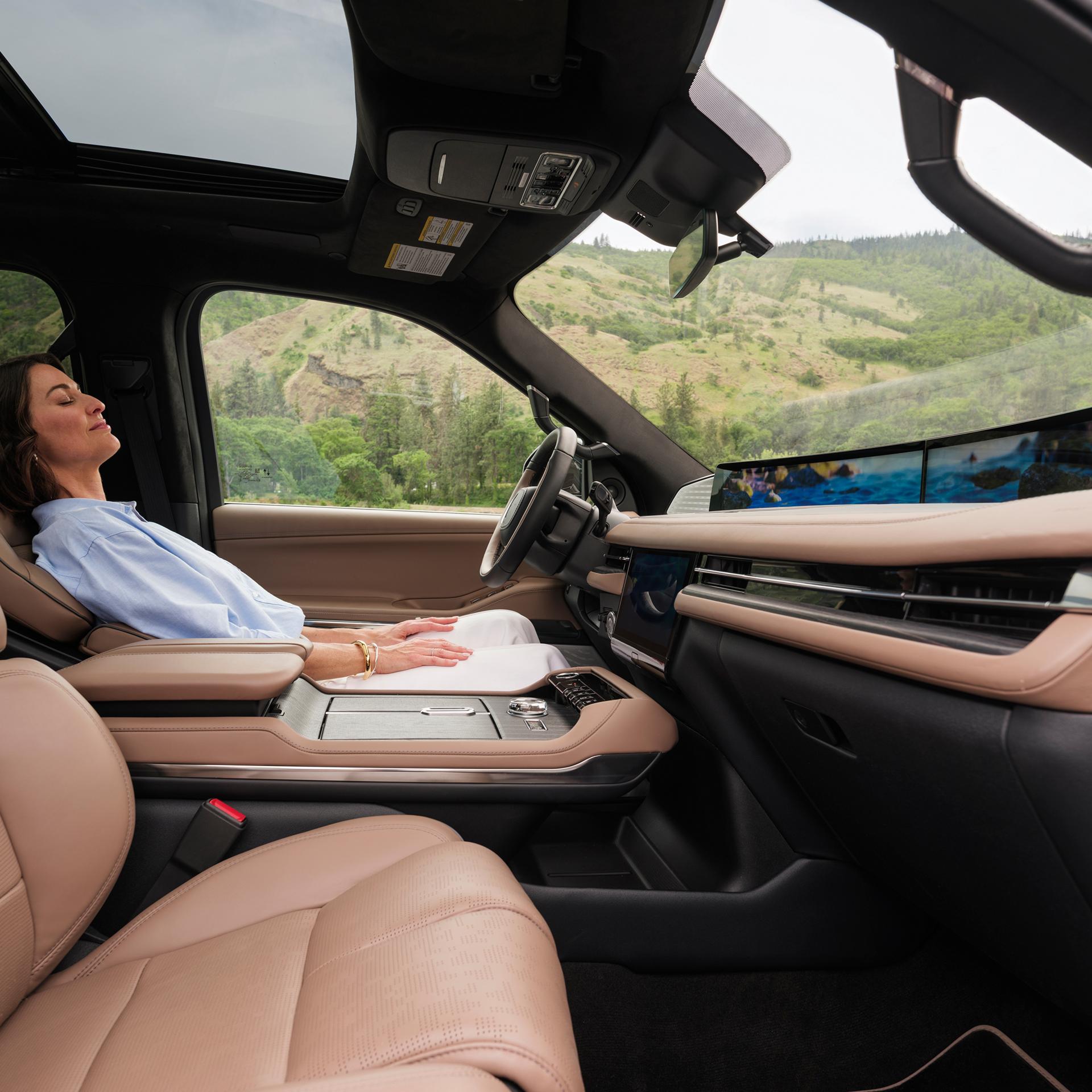 Una mujer en el asiento del conductor de su Lincoln Black Label Navigator® 2026 disfruta de la función Rejuvenate
