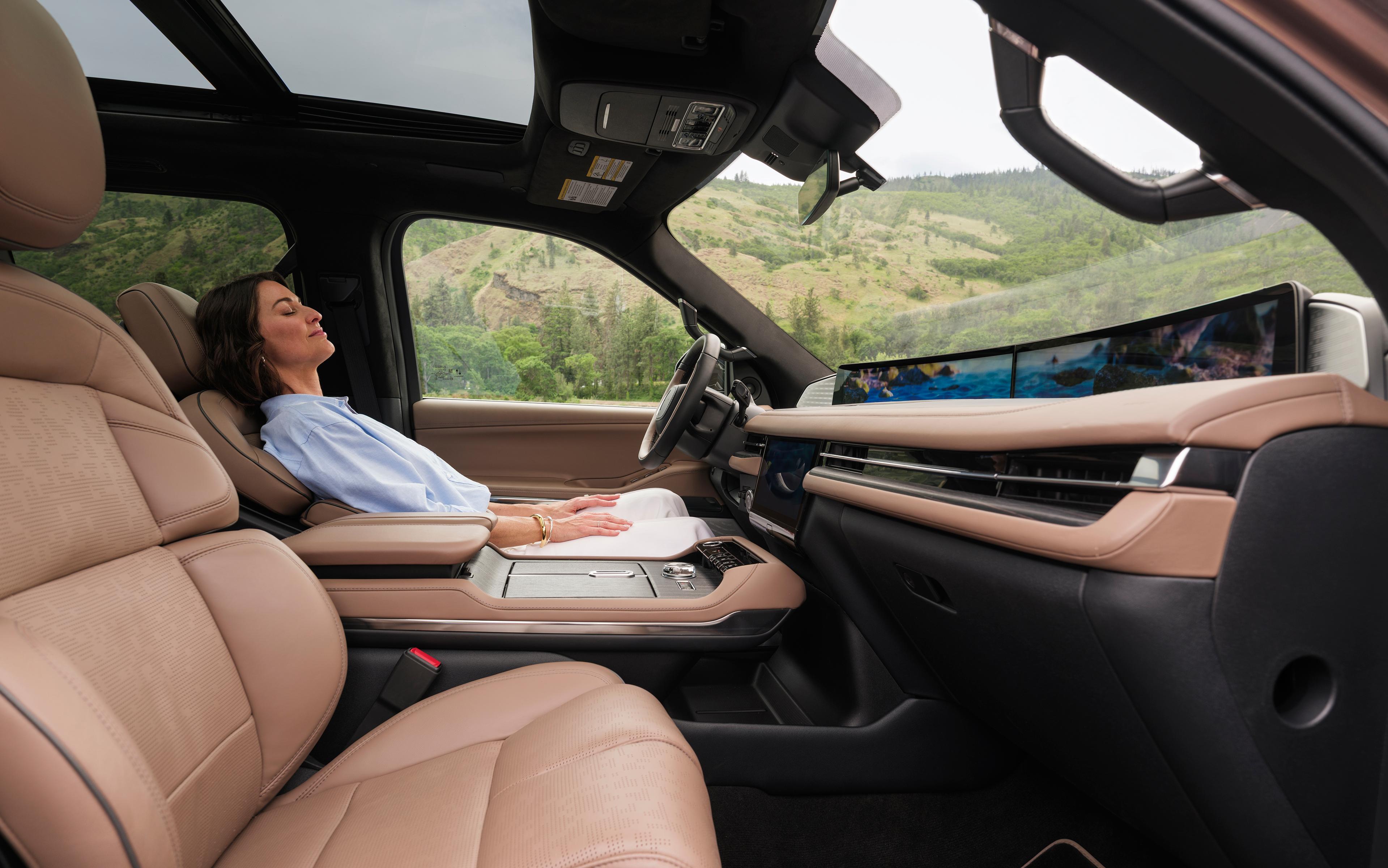 Una mujer en el asiento del conductor de su Lincoln Black Label Navigator® 2026 disfruta de la función Rejuvenate