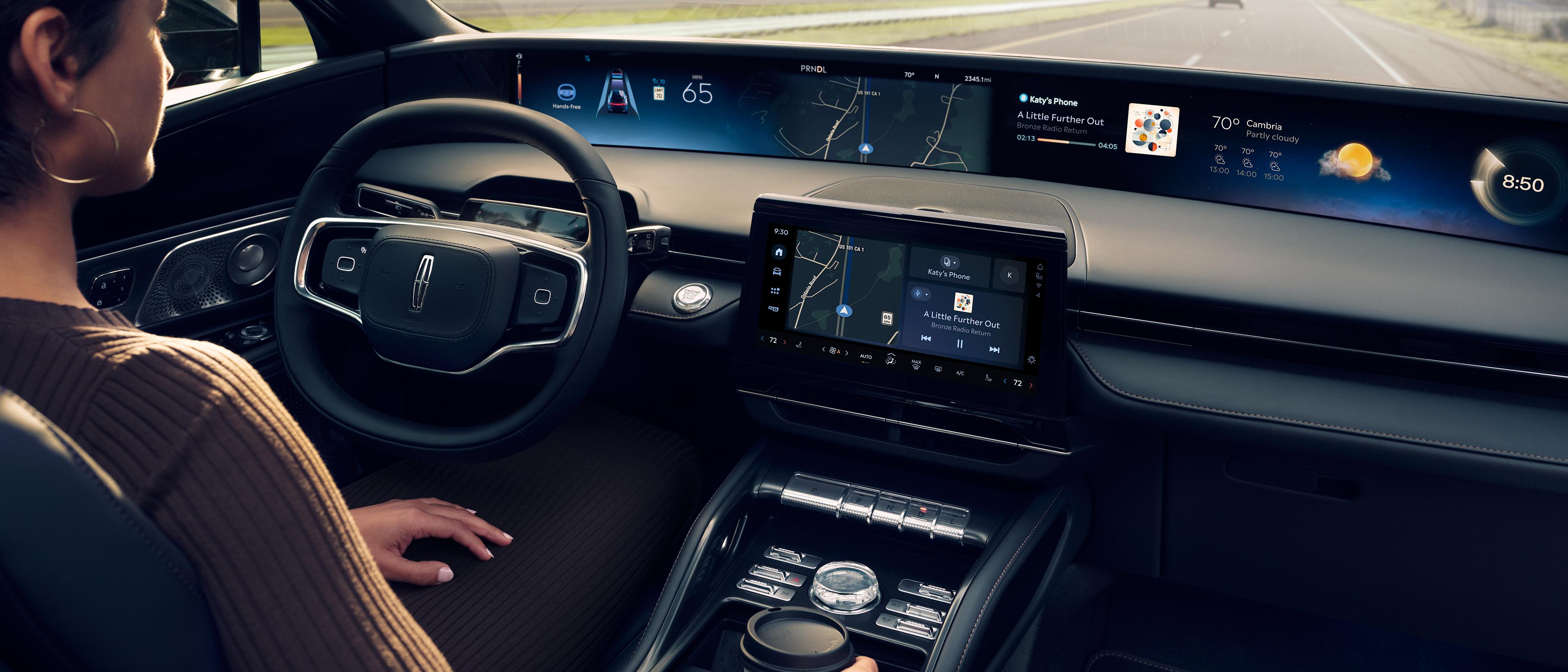 El conductor de una SUV Lincoln Nautilus 2027 disfruta de la conducción manos libres en carretera cortesía de Lincoln BlueCruise