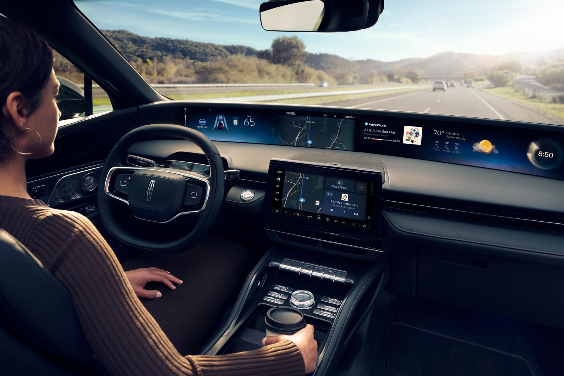 El conductor de una SUV Lincoln Nautilus® 2027 disfruta de la conducción manos libres en carretera cortesía de Lincoln BlueCruise