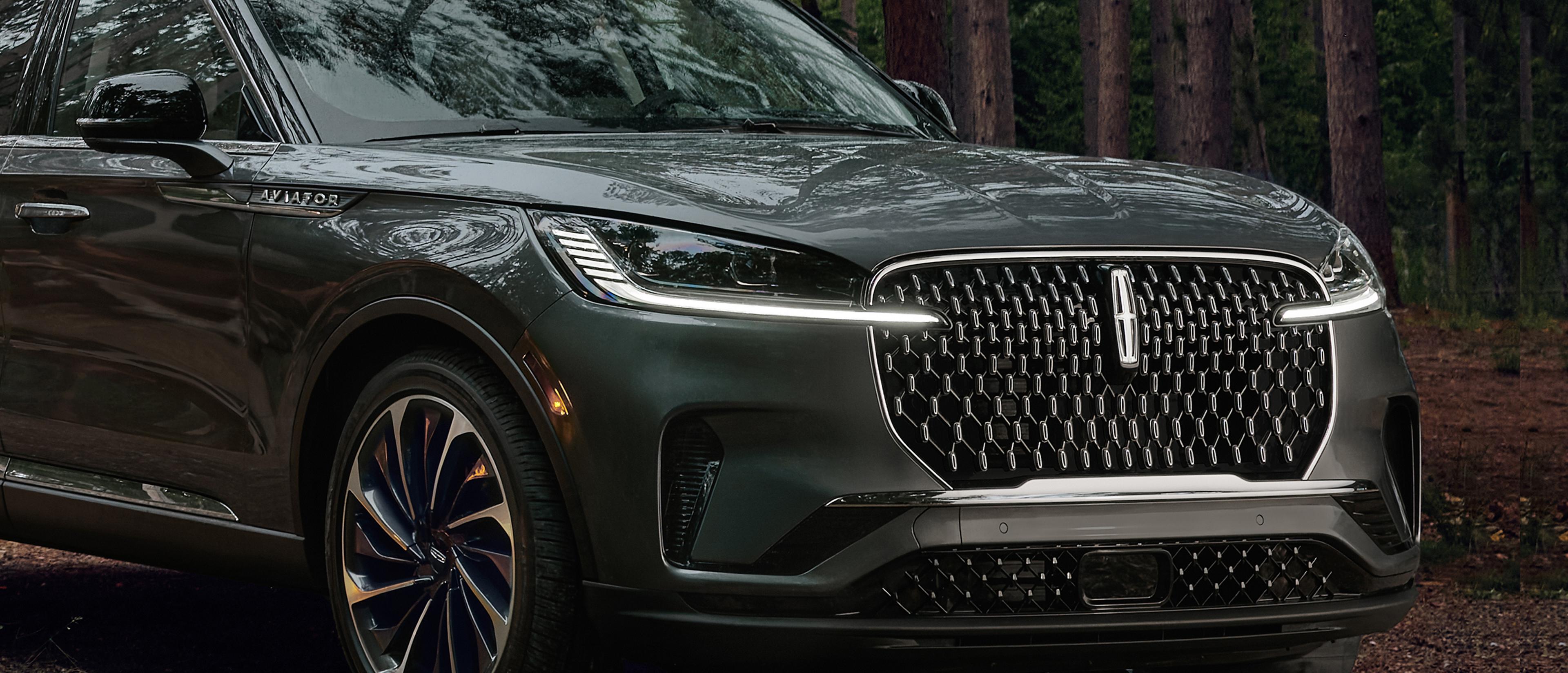 La parrilla delantera y los faros delanteros de una SUV Lincoln Aviator® 2027 con el paquete de iluminación disponible