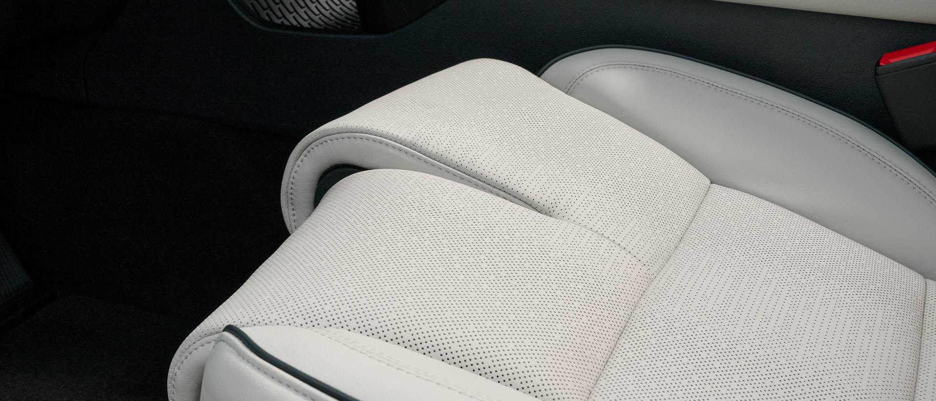 Se muestran los protectores de las rodillas del asiento en la posición perfecta en un estado ajustado