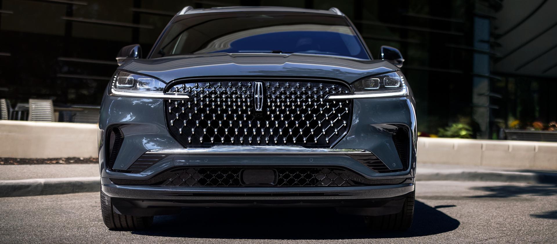 The bold grille of a 2027 Lincoln Aviator® Black Label™ SUV