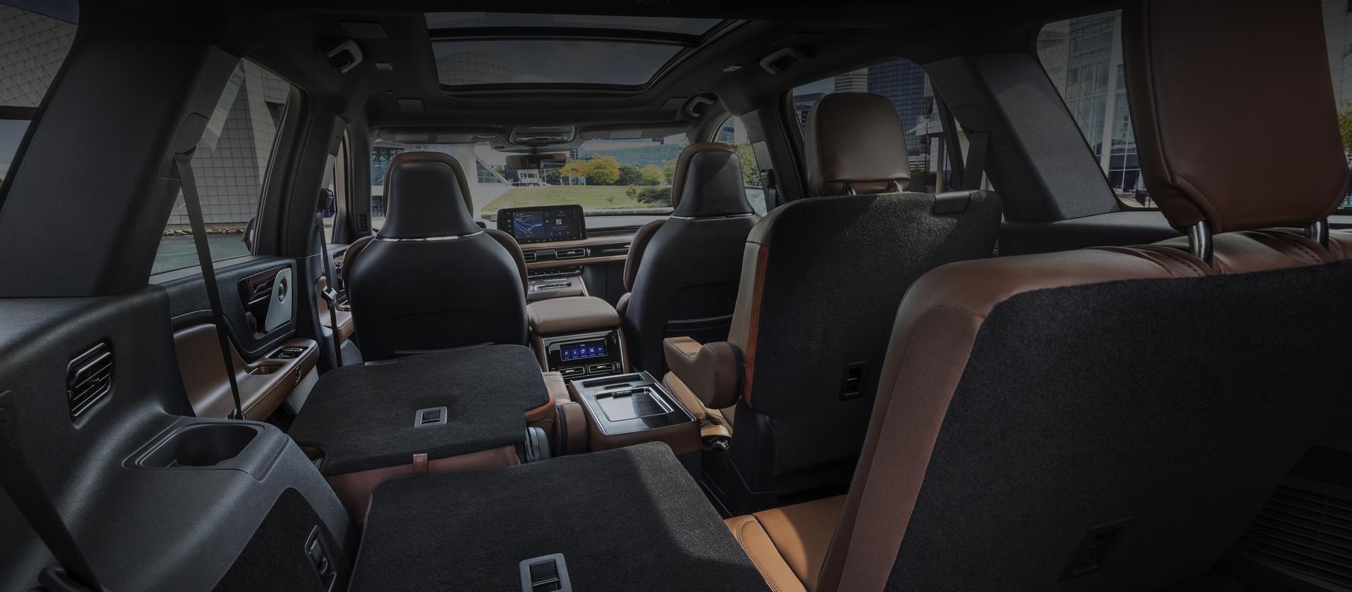La segunda y tercera filas del lado del conductor de la SUV Lincoln Aviator® 2027 están plegadas
