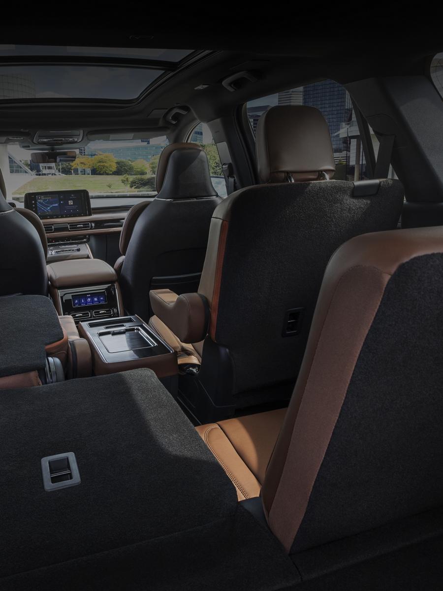 La segunda y tercera filas del lado del conductor de la SUV Lincoln Aviator® 2027 están plegadas