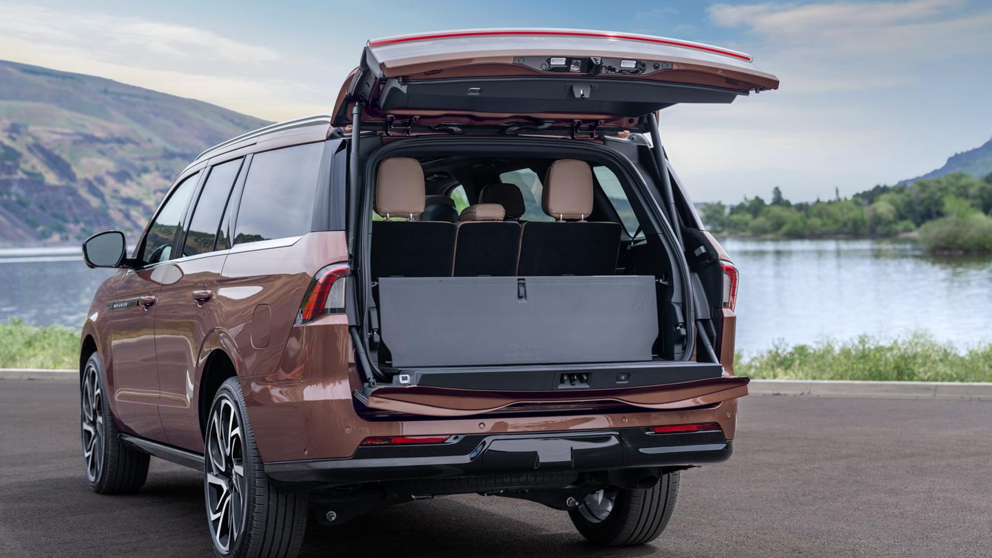 A 2027 Lincoln Navigator® SUV with the Splitgate open