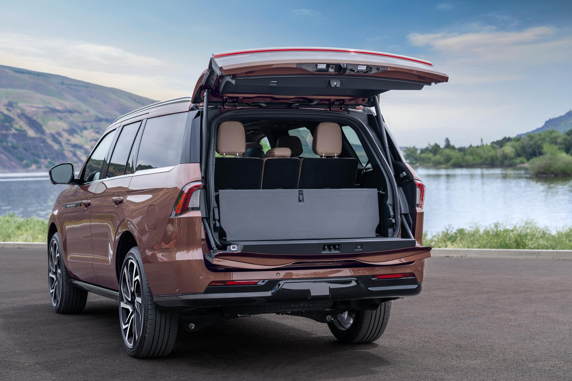 A 2027 Lincoln Navigator® SUV with the Splitgate open